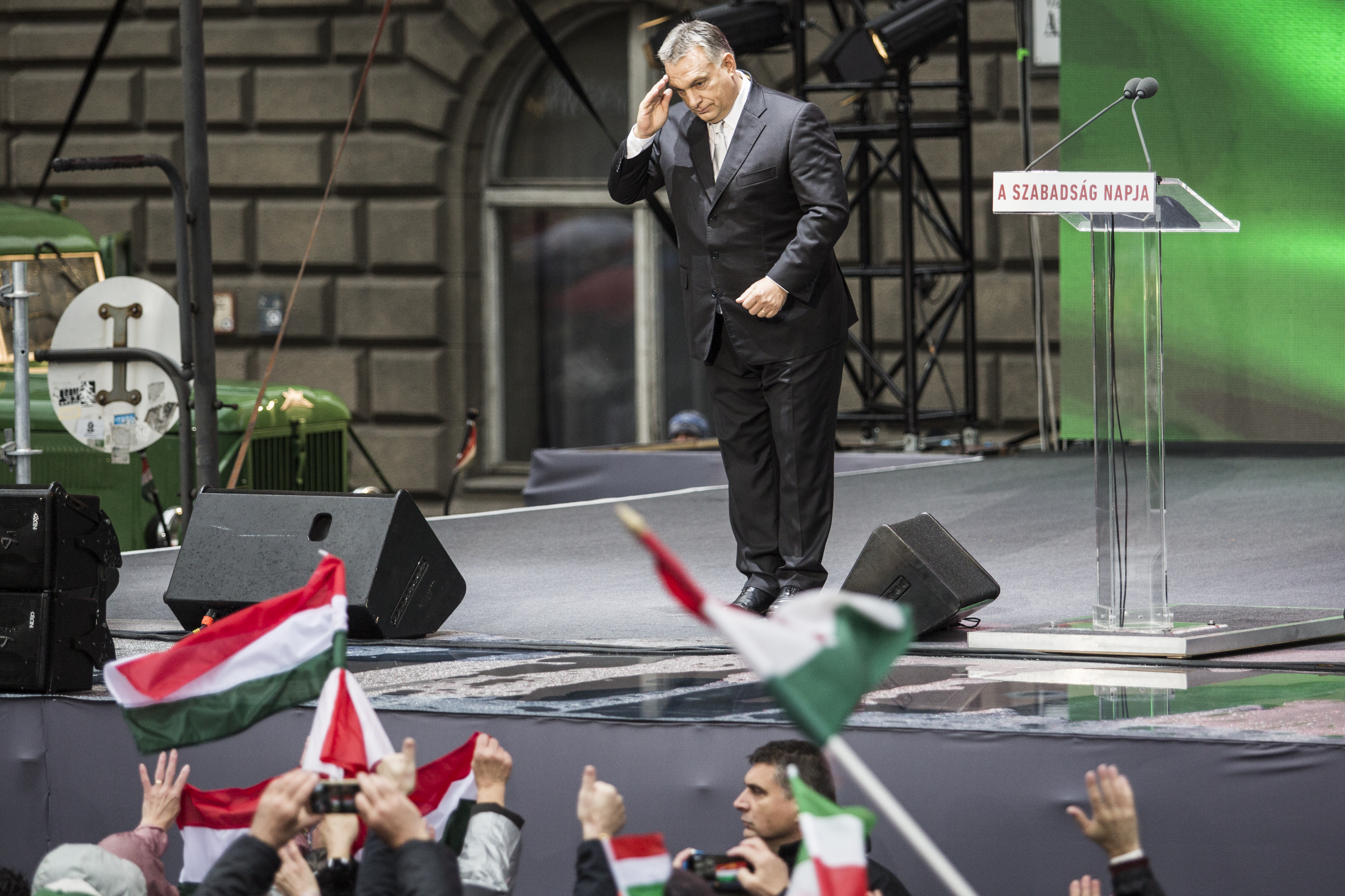 Orbán Viktor tiszteleg a rajongóinak 2017. október 23-án.