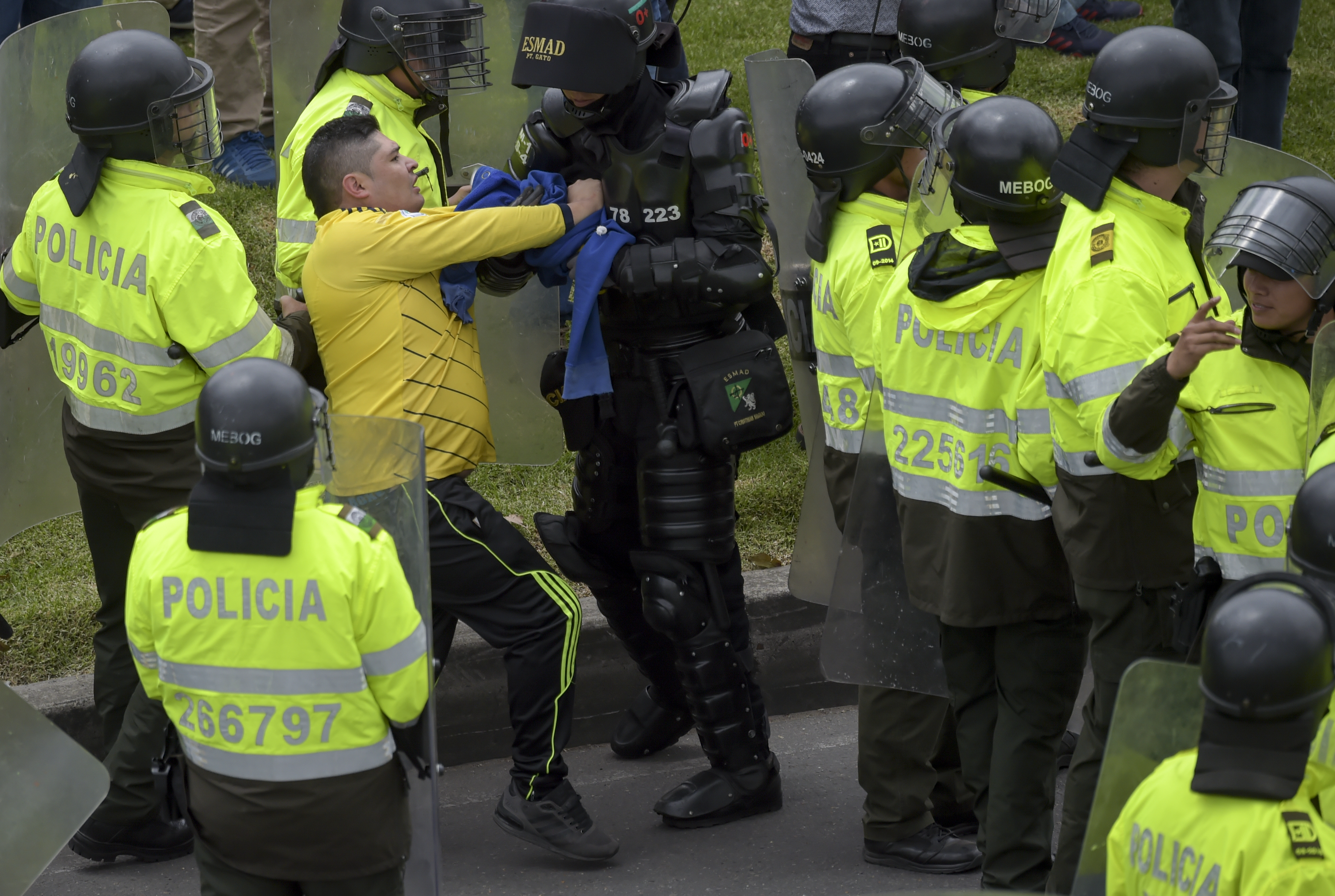 A rendőrökkel is összecsaptak az UBER ellen tüntető taxisok Kolumbiában