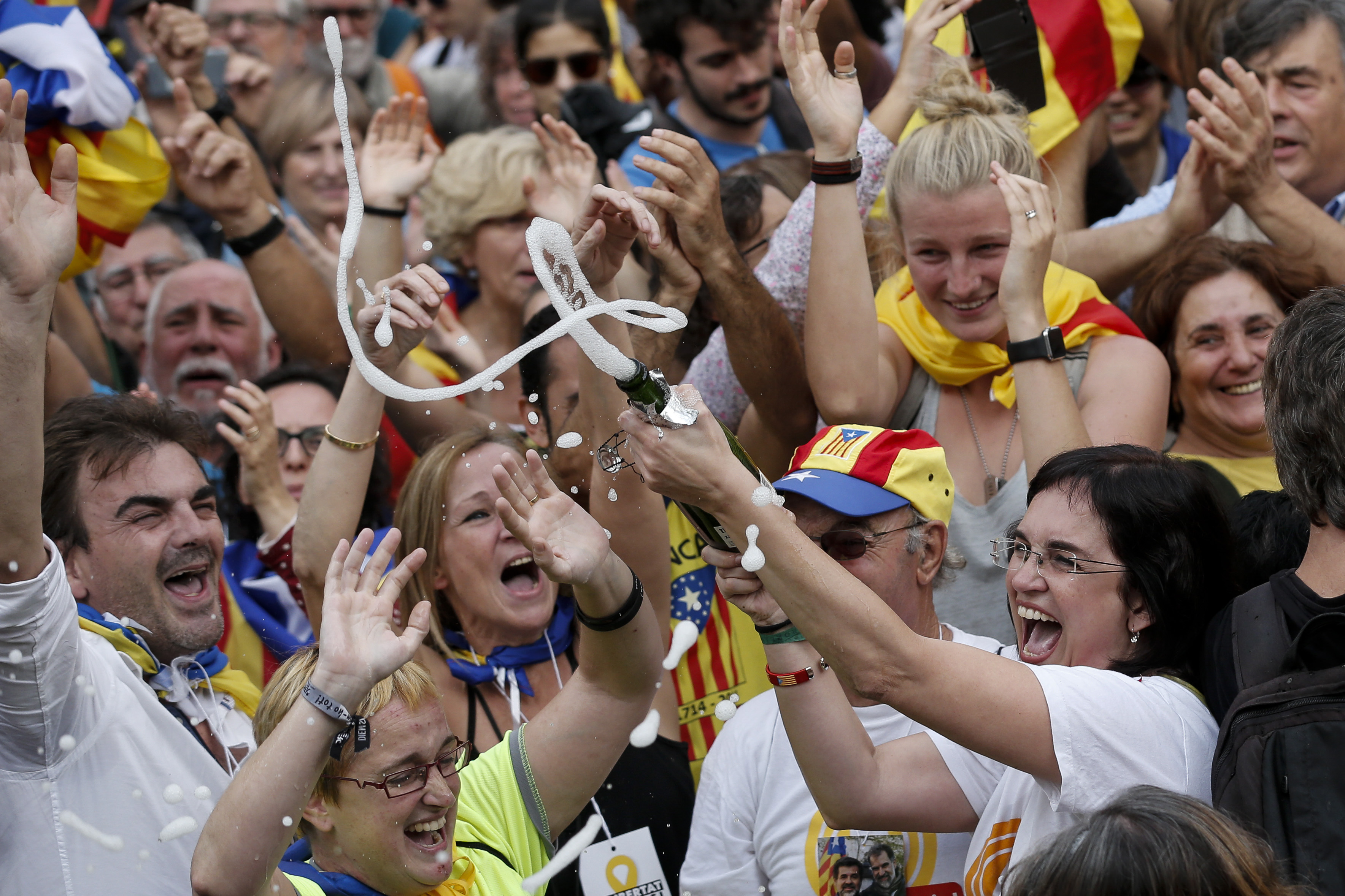 A katalán parlament kikiáltotta a Katalán Köztársaságot