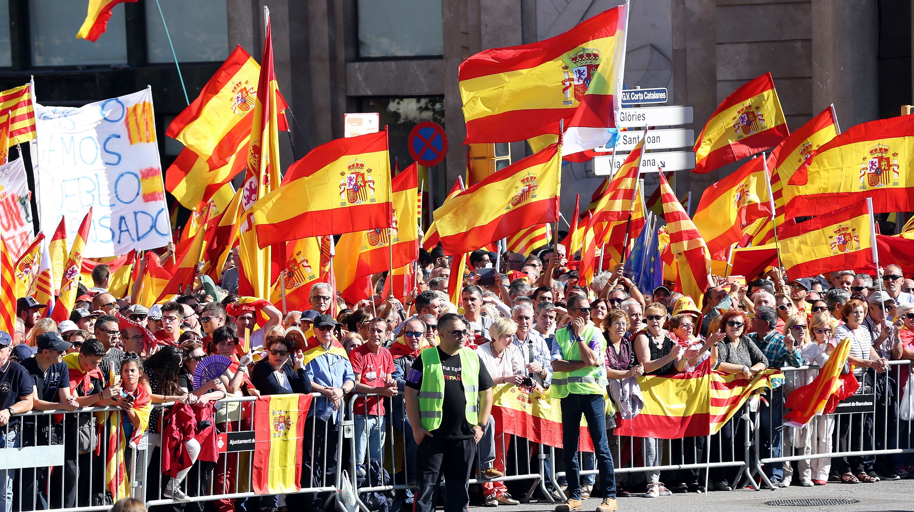 Több százezren tüntetnek Barcelona utcáin a katalán függetlenség ellen