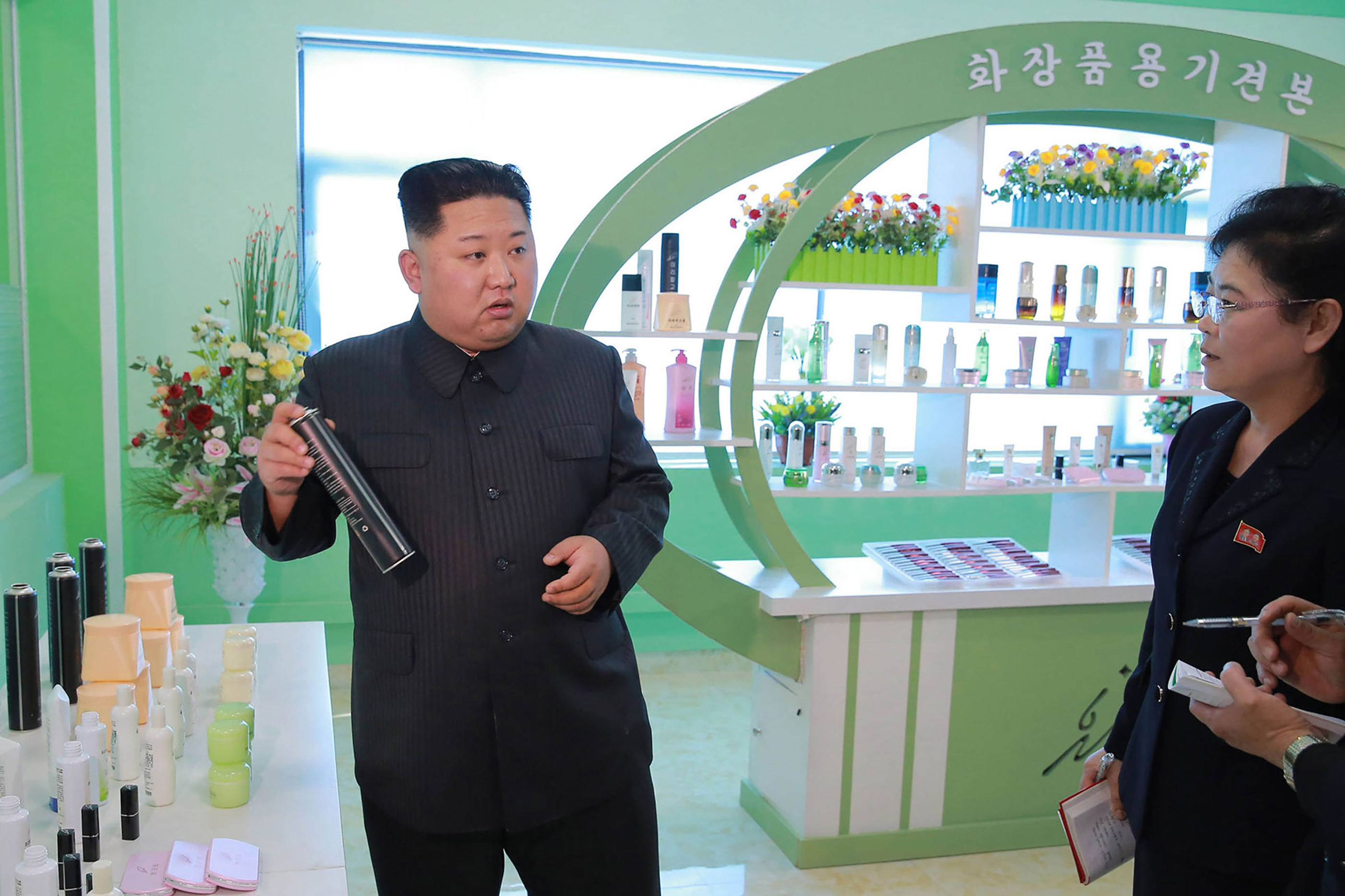 Kim Dzsongun és neje megtekintettek egy kozmetikai gyárat