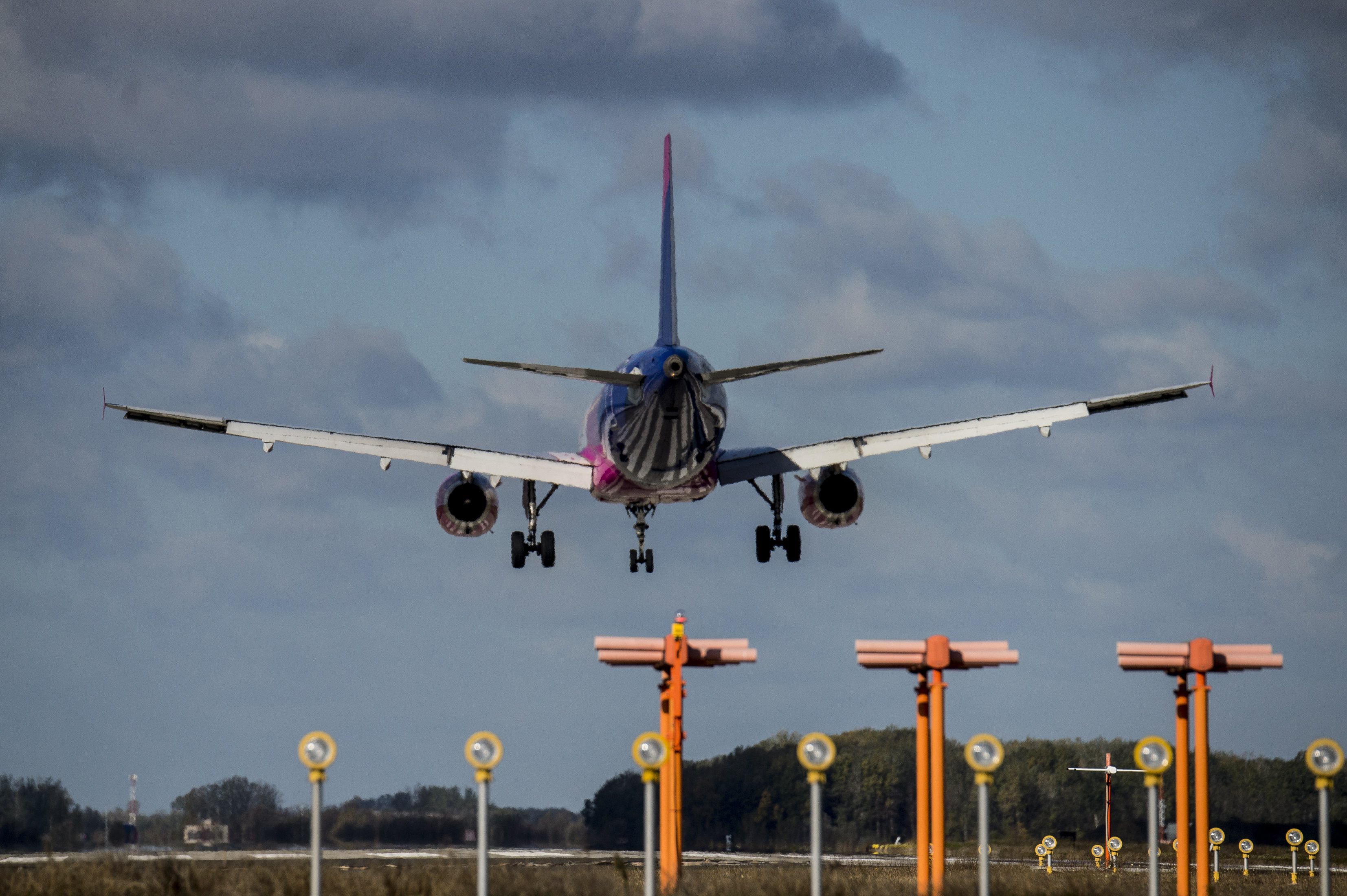 Lassul a globális légi forgalom növekedése a „repülés okozta szégyenérzet” terjedése miatt