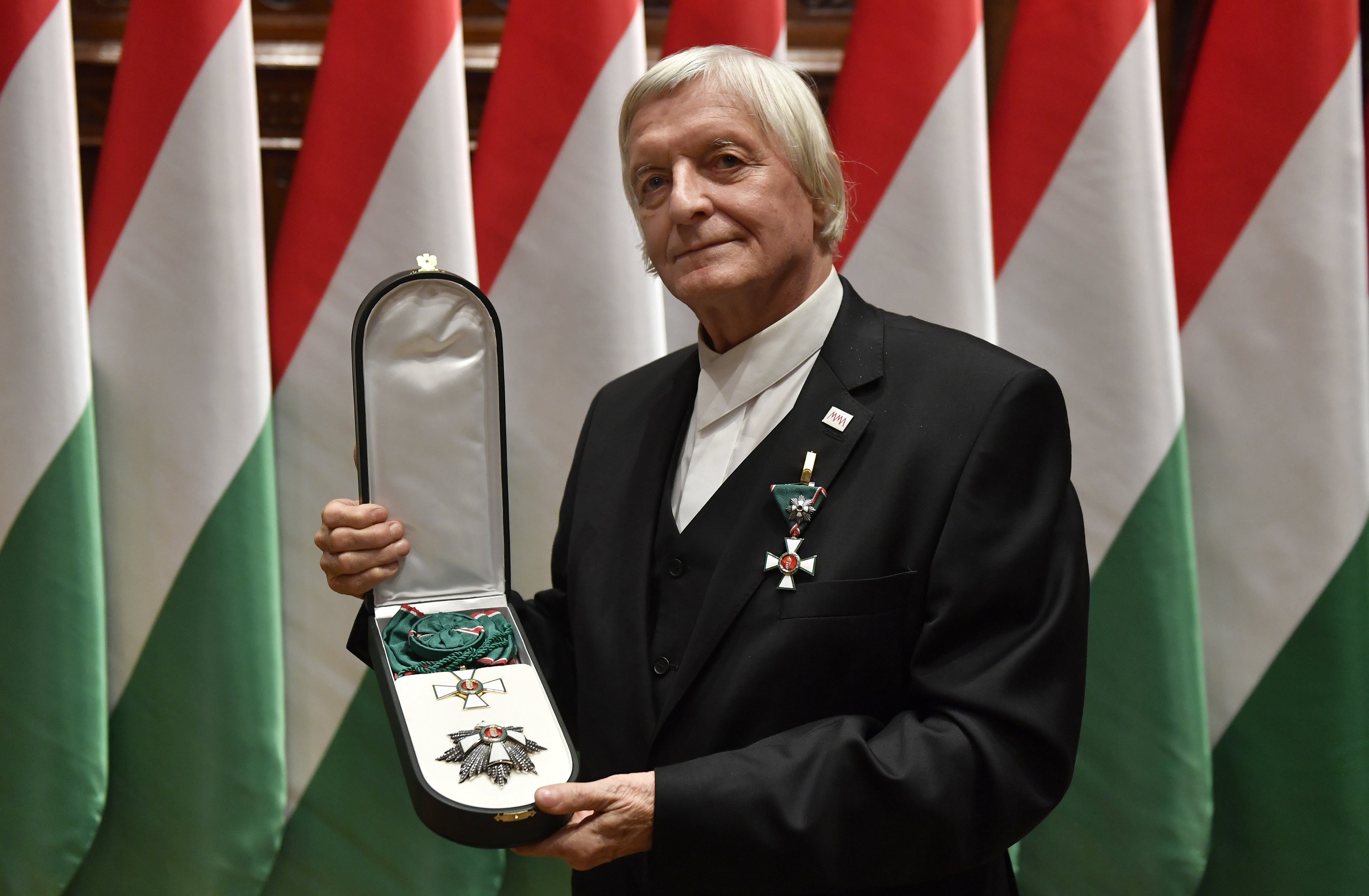 Fekete György, a Magyar Művészeti Akadémia távozó elnöke, miután átvette a Magyar Érdemrend Nagykeresztje kitüntetést Orbán Viktor miniszterelnöktől az Országházban 2017. október 30-án