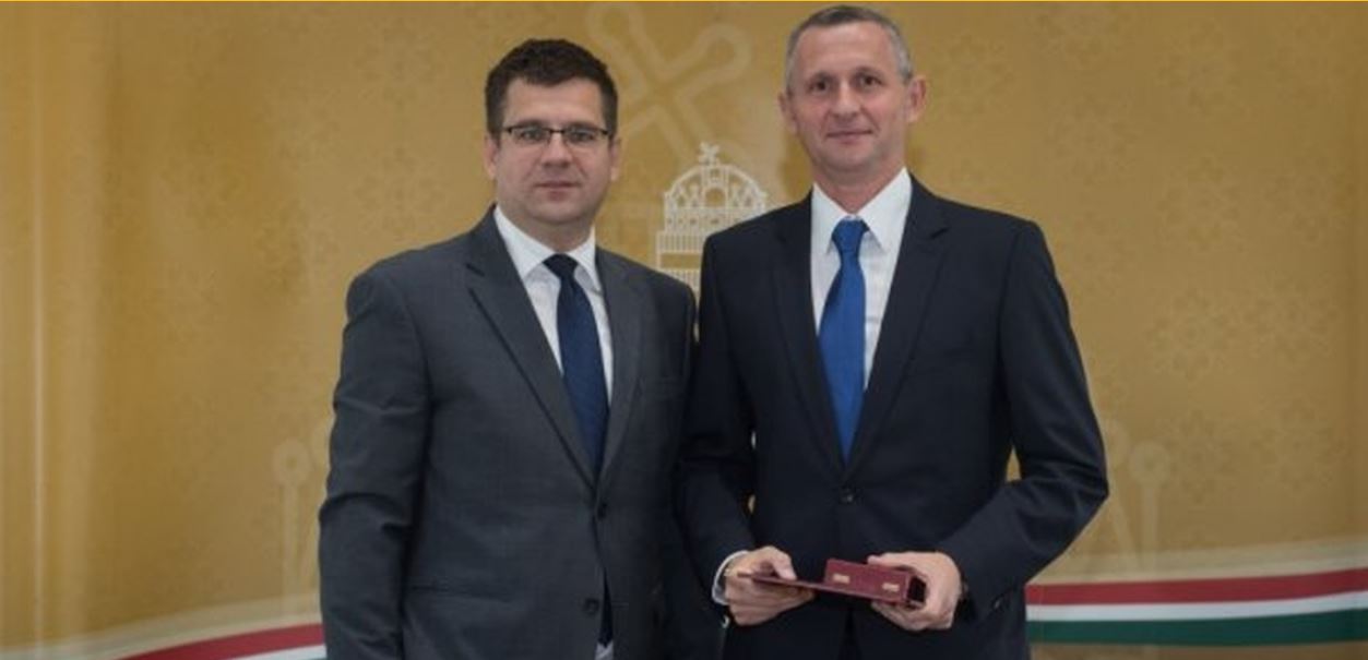 Seszták Miklós kitüntette Orbán Viktor személyi edzőjét