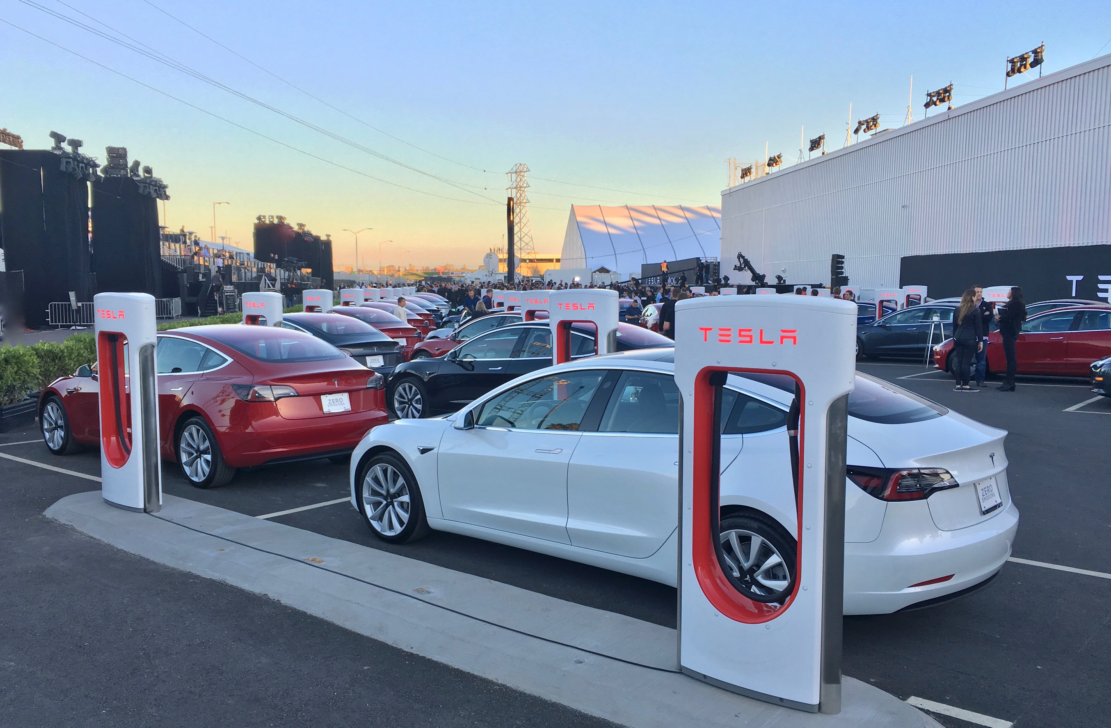 Kiszállításra váró Tesla Model 3-ak