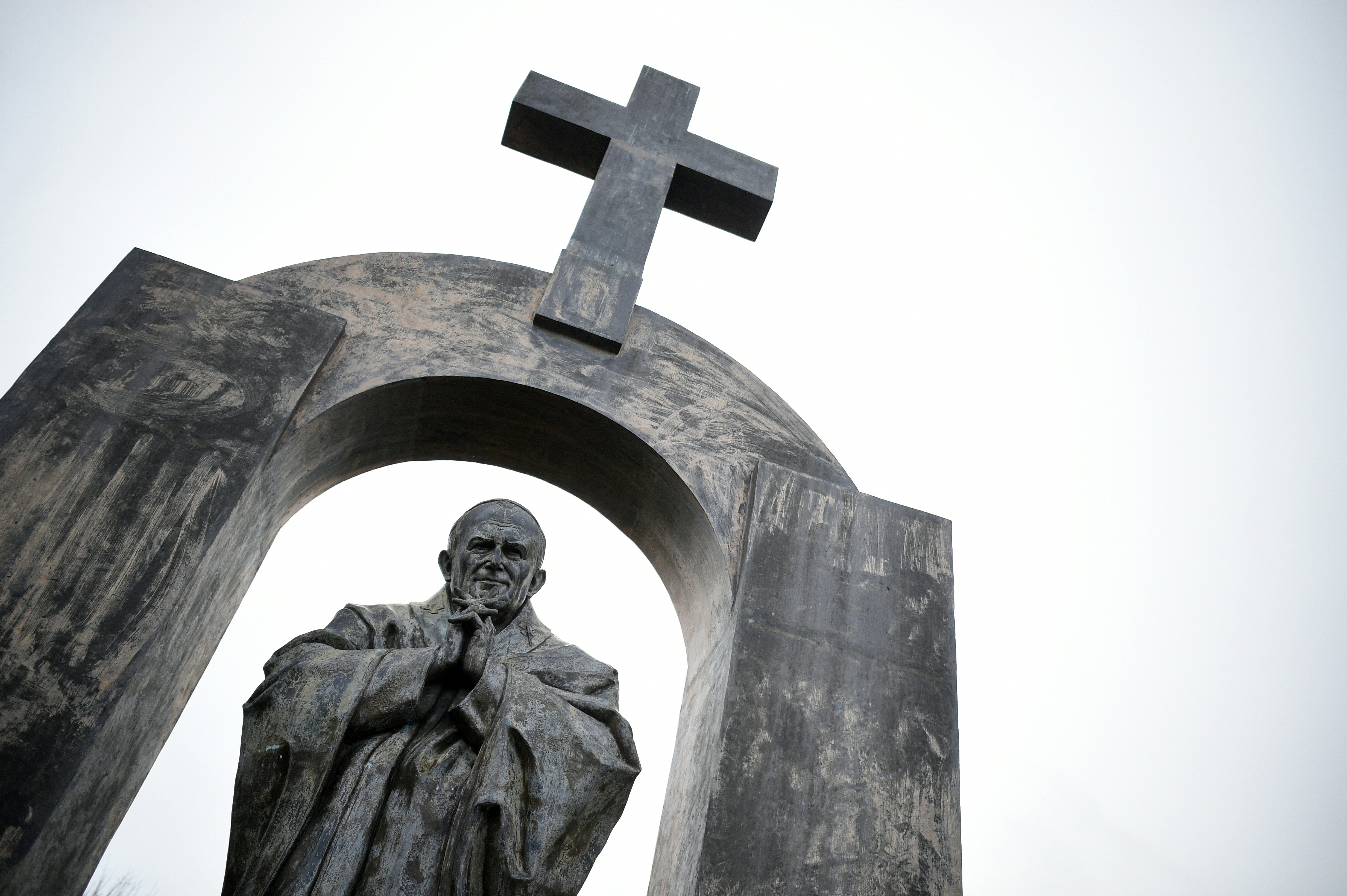 A kormány fizetne azért, hogy Magyarországra hozzák a János Pál pápa szobráról leszerelt, francia keresztet