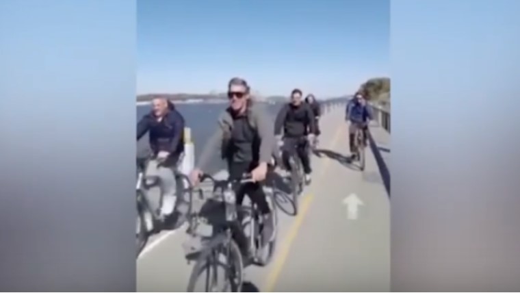 Percekkel a terrortámadás előtt nevetve biciklizett a lemészárolt baráti társaság