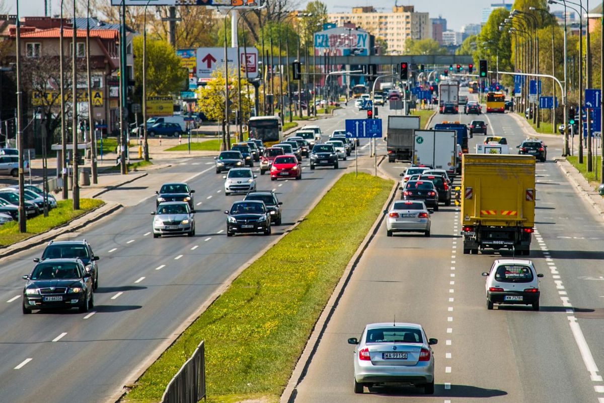 Na, vajon a képen látható dízel személyautók vagy dízel teherautók, buszok okádnak több kormot, NOx-ot a levegőbe?