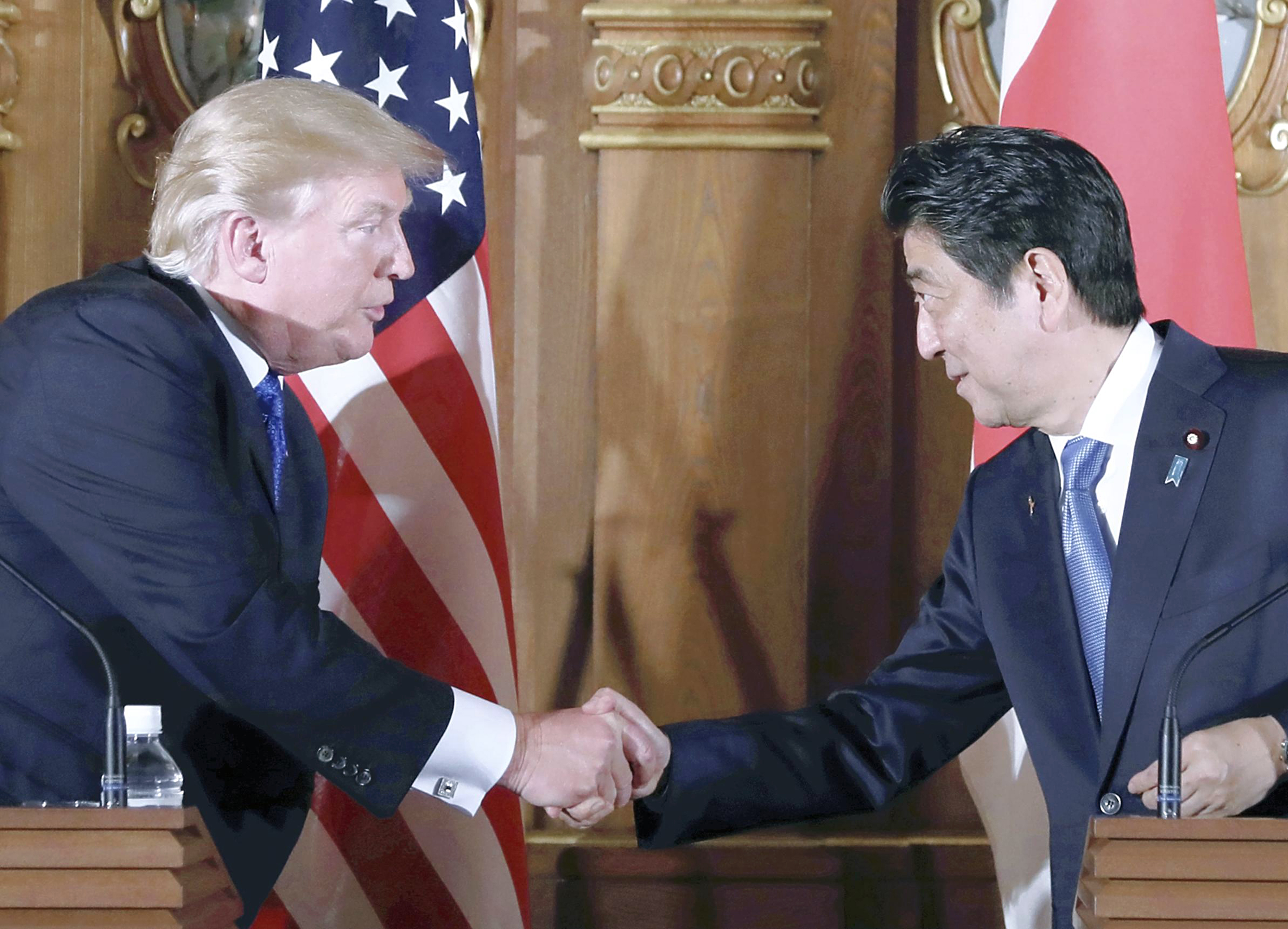 Trump rakétavédelmi rendszerrel házalt a japán miniszterelnöknél
