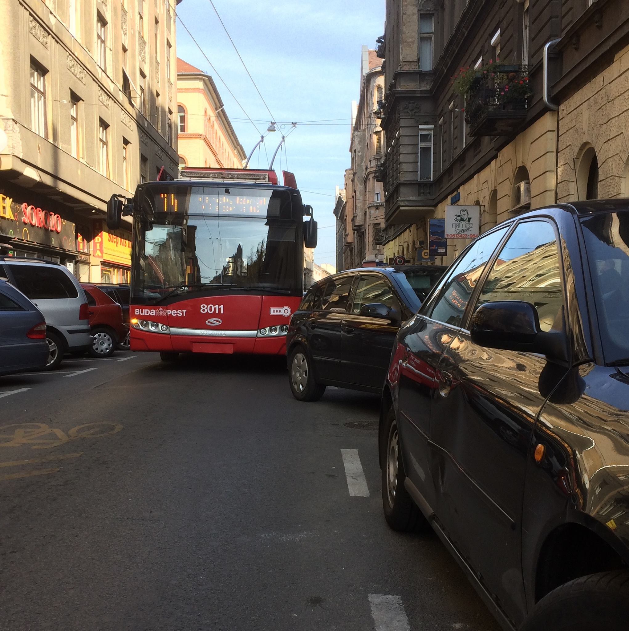 Parkolózseni miatt akadt el a 74-es troli a Wesselényi utcában