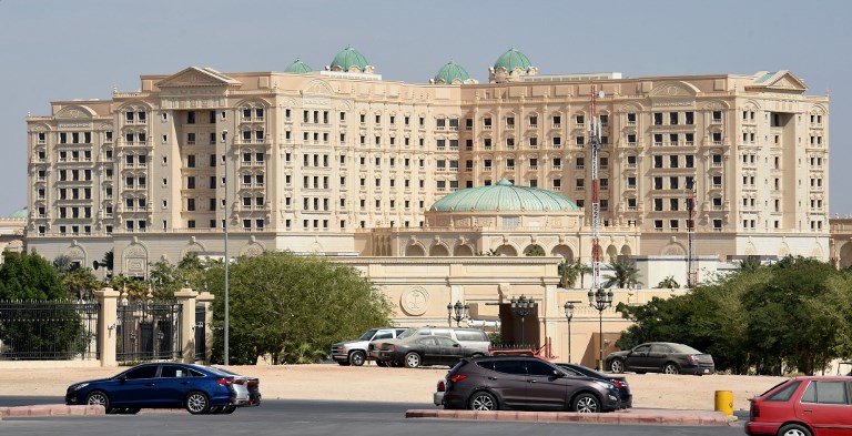 Hazaengedte a luxushotelben raboskodó rokonait a szaúdi trónörökös