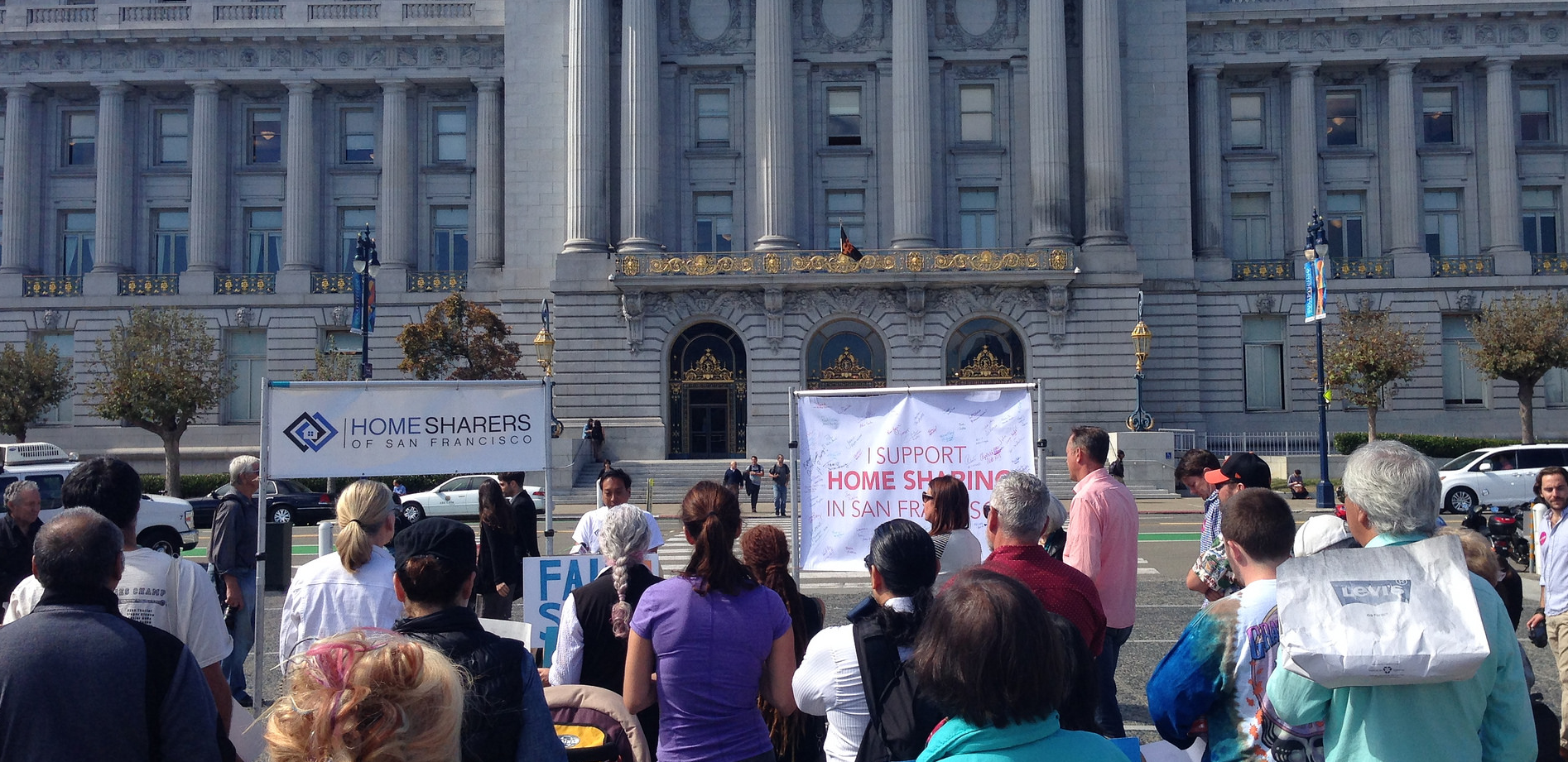 Szálláskiadók tüntetnek San Franciscóban 2014 októberében az Airbnb legalizálásáért