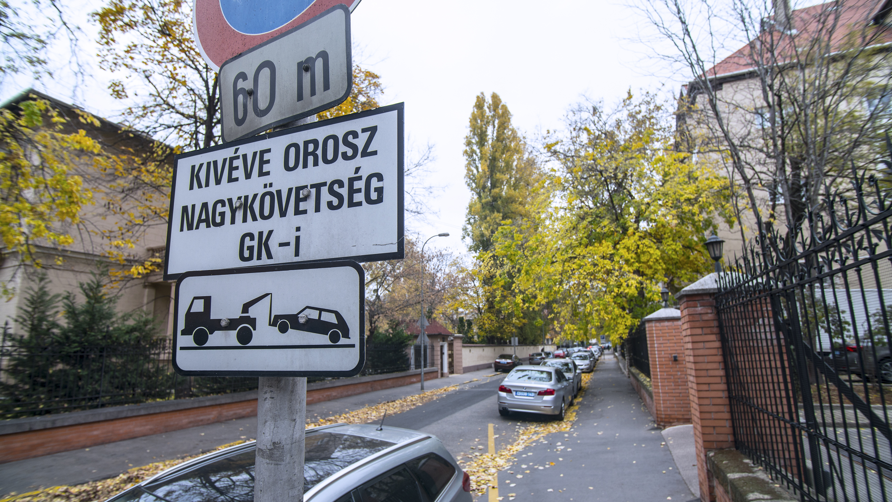 Hatvan méternyi orosz parkoló a Lendvay utcában.