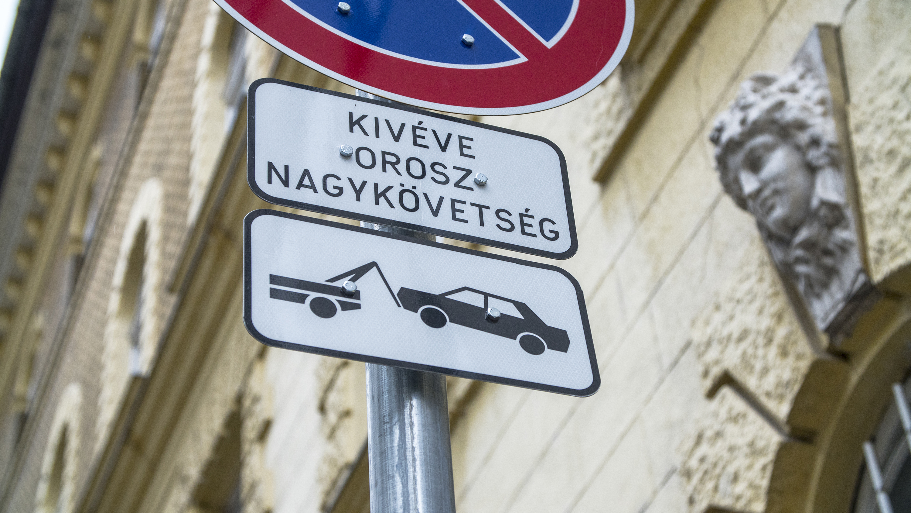 A terézvárosi önkormányzat engedte meg az oroszoknak, hogy lefoglaljanak egy csomó parkolót a Bajza utca környékén