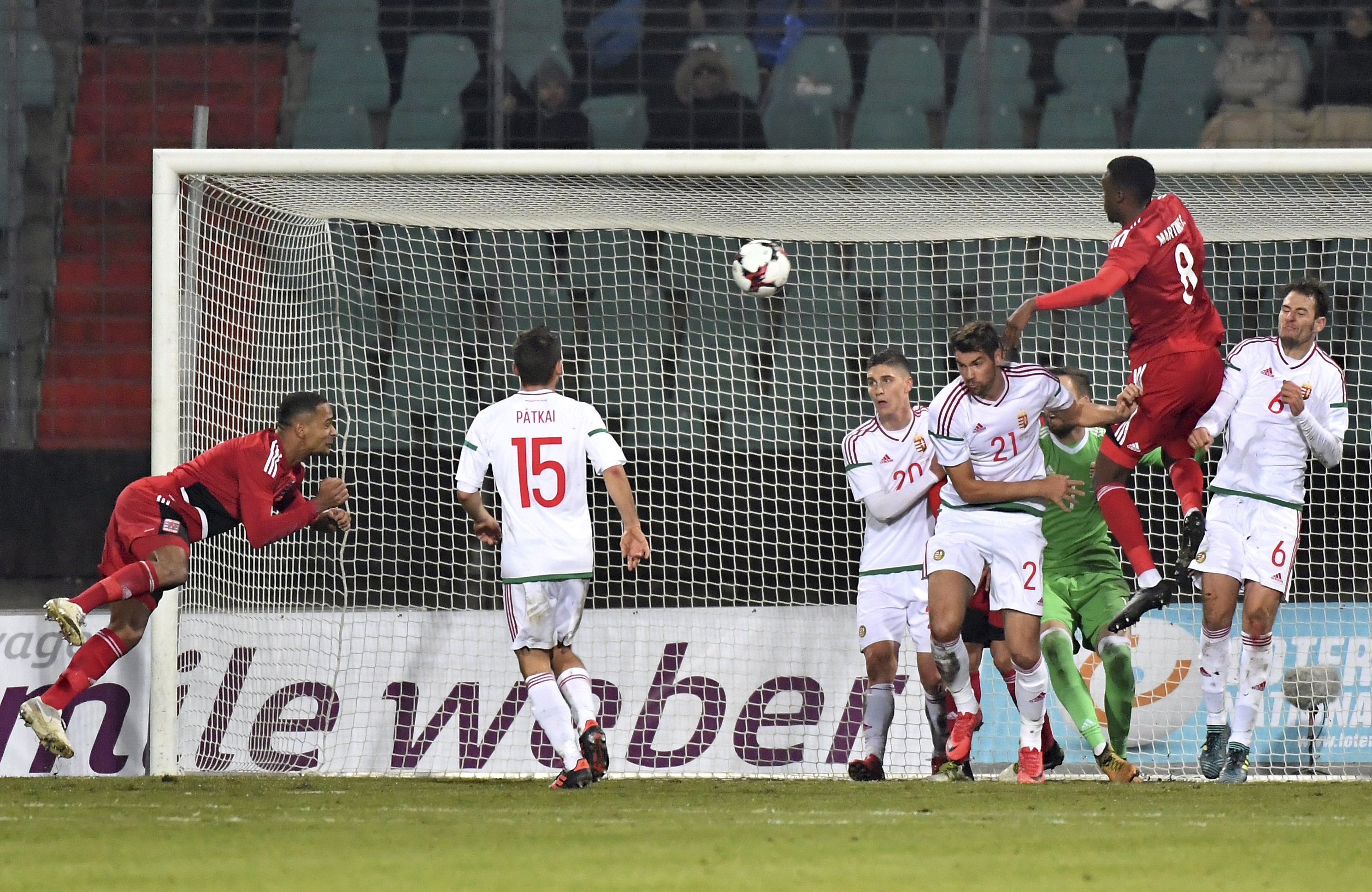 A luxemburgi Marvin Martins (b) befejeli csapata győztes gólját a Magyarország elleni barátságos mérkőzésen.