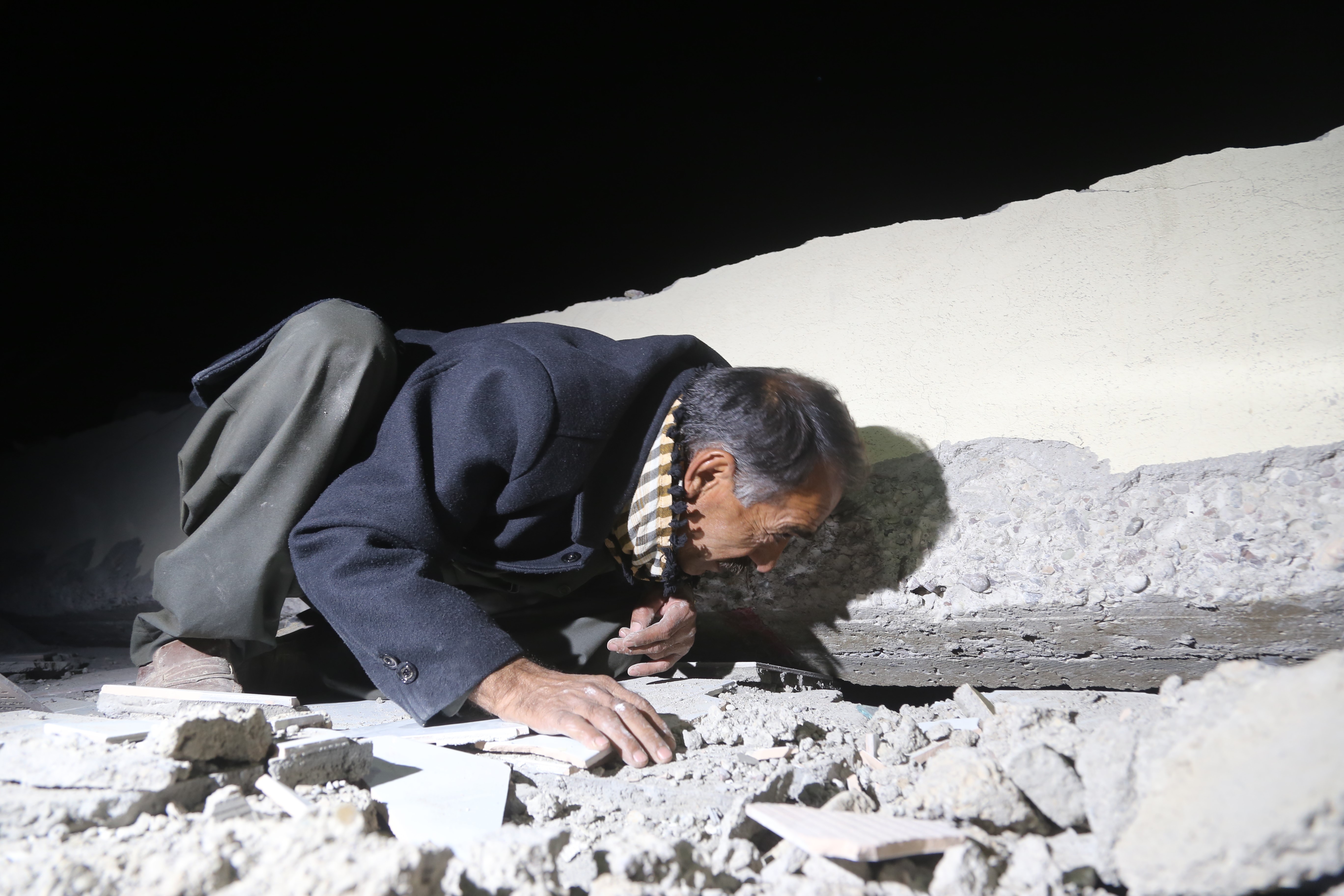 Száznál is többen meghaltak az iraki-iráni határon történt földrengésben