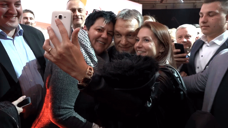 Ez a Coub bebizonyítja, hogy meggörbült a tér Orbán Viktor körül a hétvégi Fidesz-kongresszuson