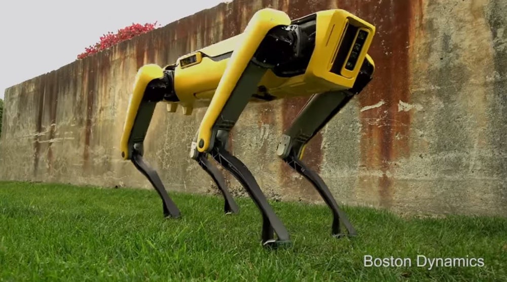 Itt a Boston Dynamics új robotkutyája, és kevésbé darabos a mozgása, mint az elődjéé