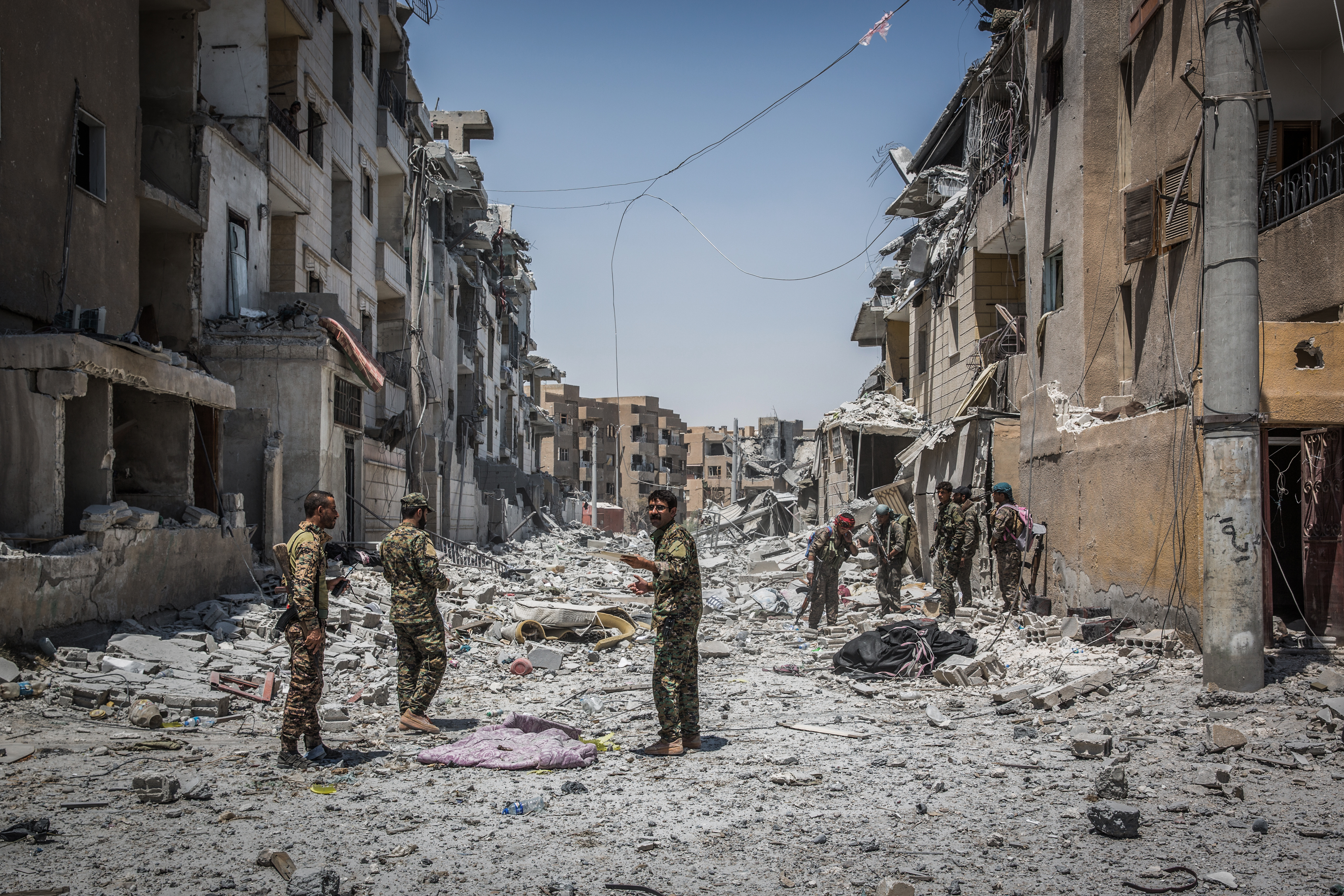 Alkut kötöttek az ISIS-szel a kurdok Rakkánál, több száz terrorista menekülhetett el