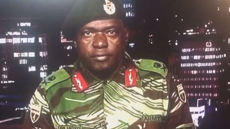 Tankok az utcán, katonák a tévében, puskaropogás a külvárosokban, puccsszerűség Zimbabwéban