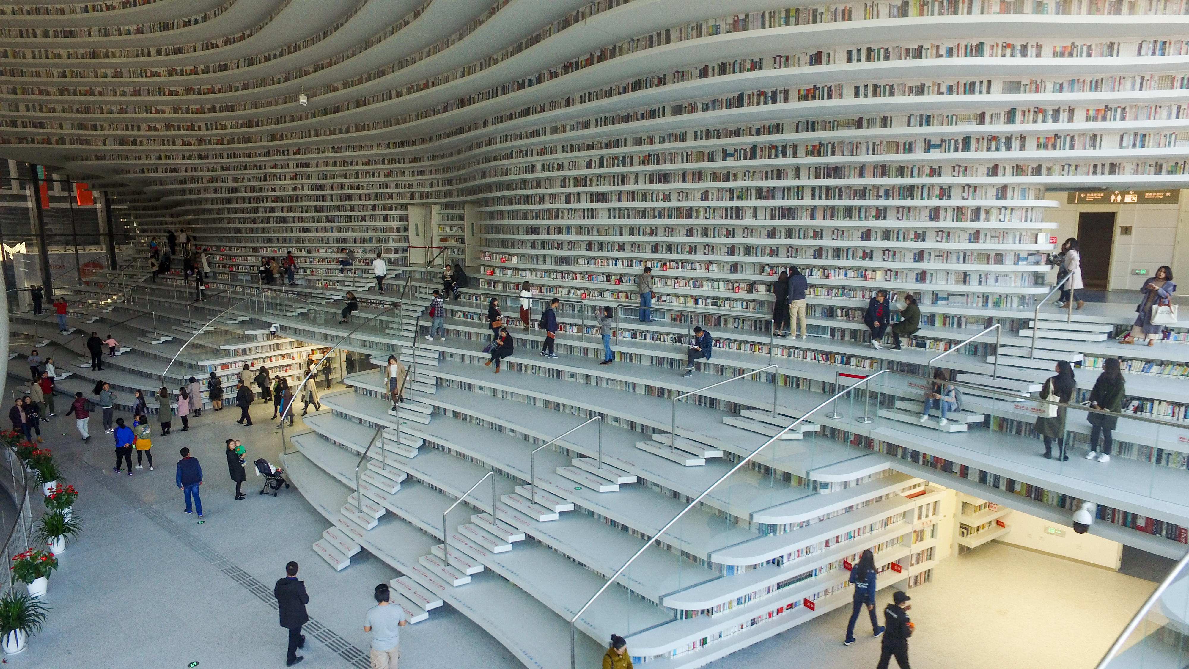 A könyvtár, ahol öt emelet magasan ölelnek körbe a polcok