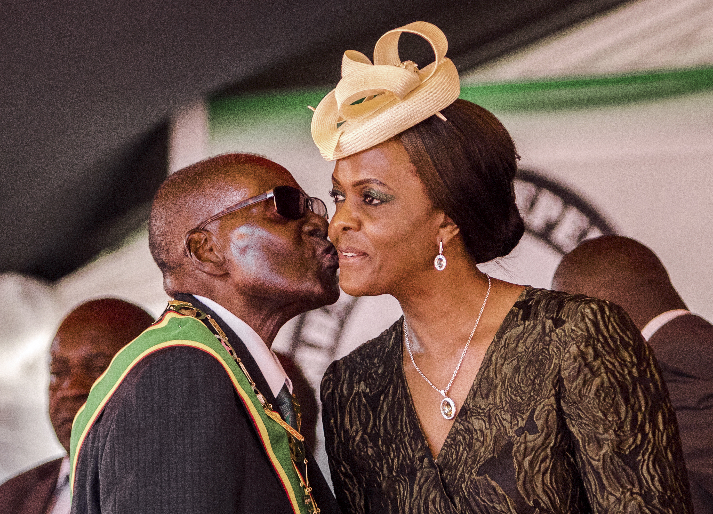 Az idős diktátor "Gucci Grace" néven emlegetett felesége miatt vehette át a hatalmat a hadsereg Zimbabwében