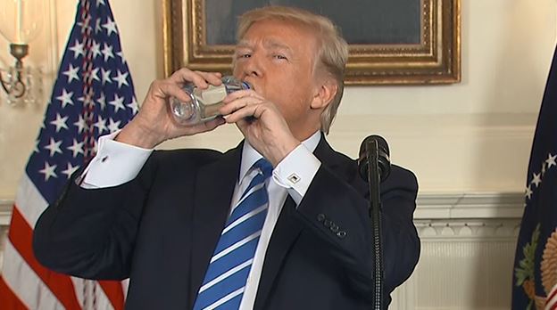 Trump ivott egy korty vizet a beszéde közben, de pont olyan bénán, mint 2016-ban Rubio, akit ezért Trump keresztre is feszített