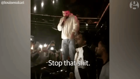 Drake leállította a koncertjét, és a színpadról fenyegette meg egy rajongóját, hogy "szétrúgja a seggét", ha nem hagyja abba a nők fogdosását