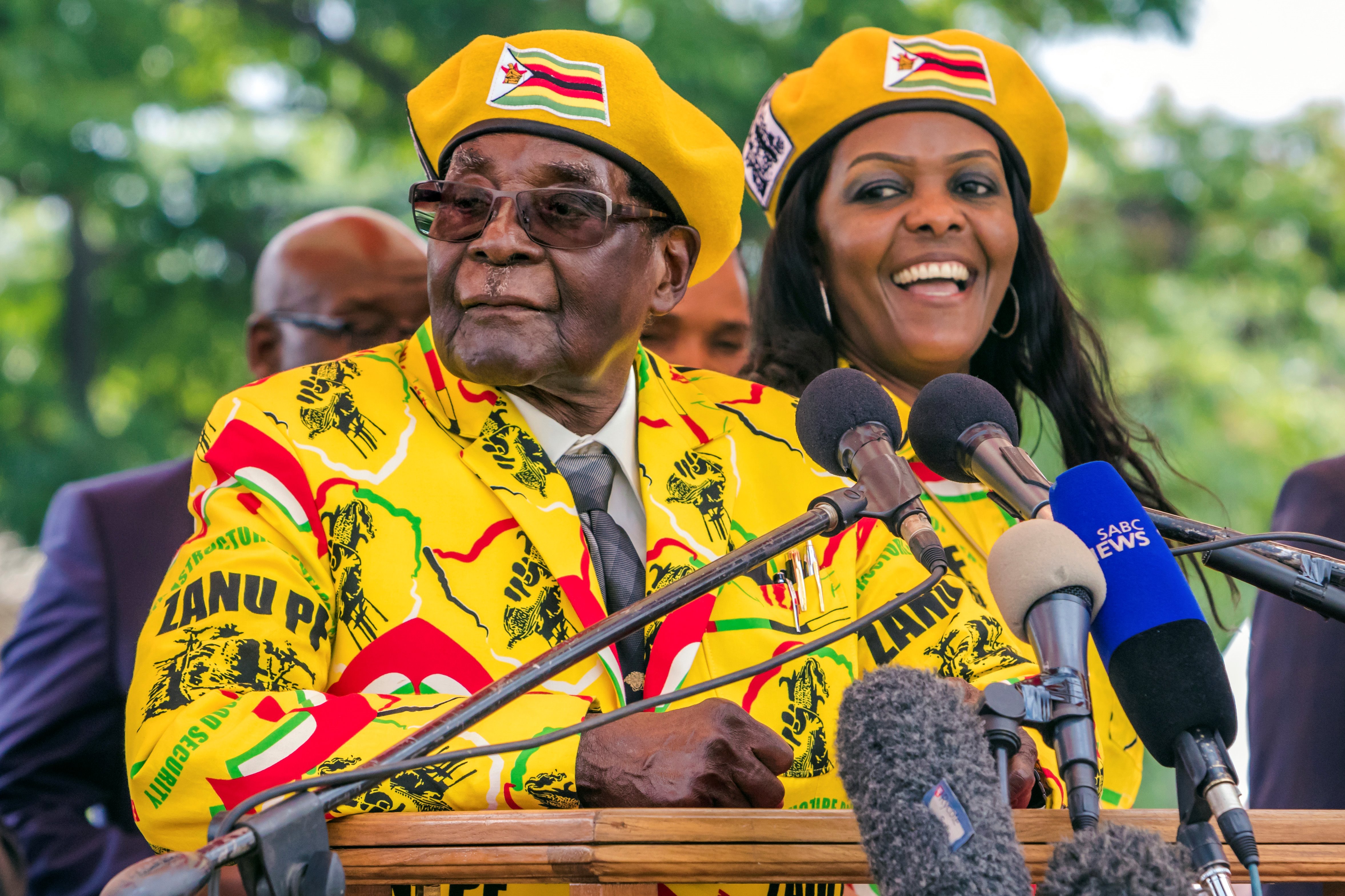 A zimbabwei kormánypárt vasárnap leválthatja Mugabét