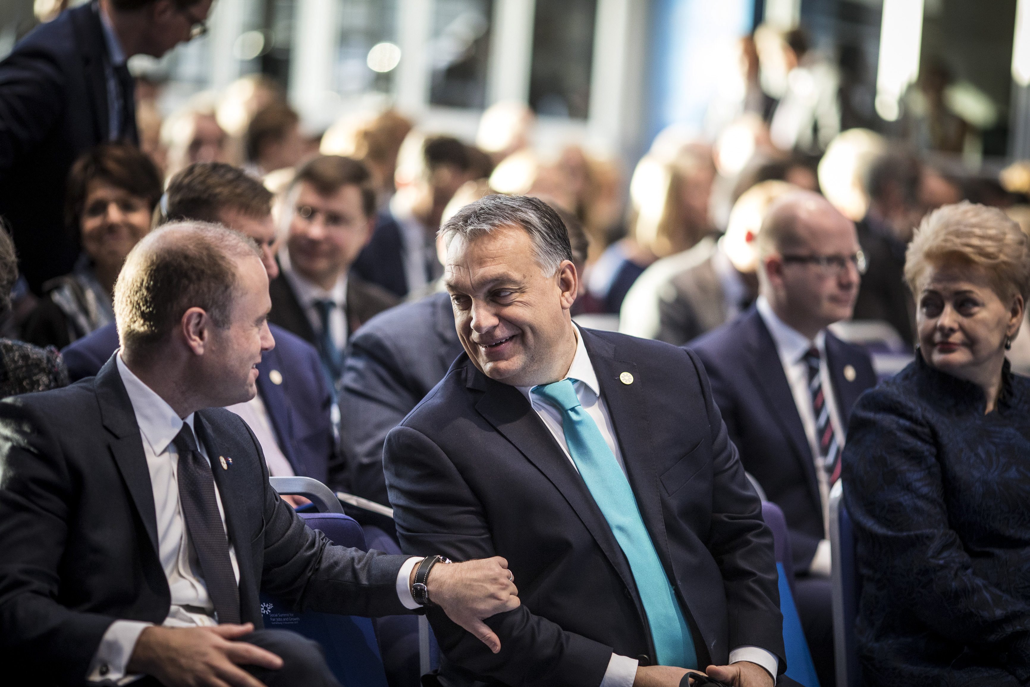A Miniszterelnöki Sajtóiroda által közreadott képen Orbán Viktor miniszterelnök (k) és Joseph Muscat máltai miniszterelnök (b) beszélget az Európai Unió szociális jogokkal foglalkozó csúcstalálkozóján Göteborgban 2017. november 17-én