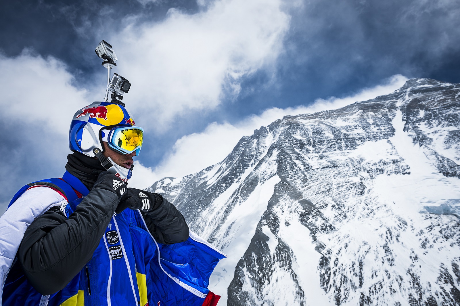 Rozov háta mögött a Mount Everesttel, ahonnét 2013-ban ugrott le, 7200 méteres magasságból.