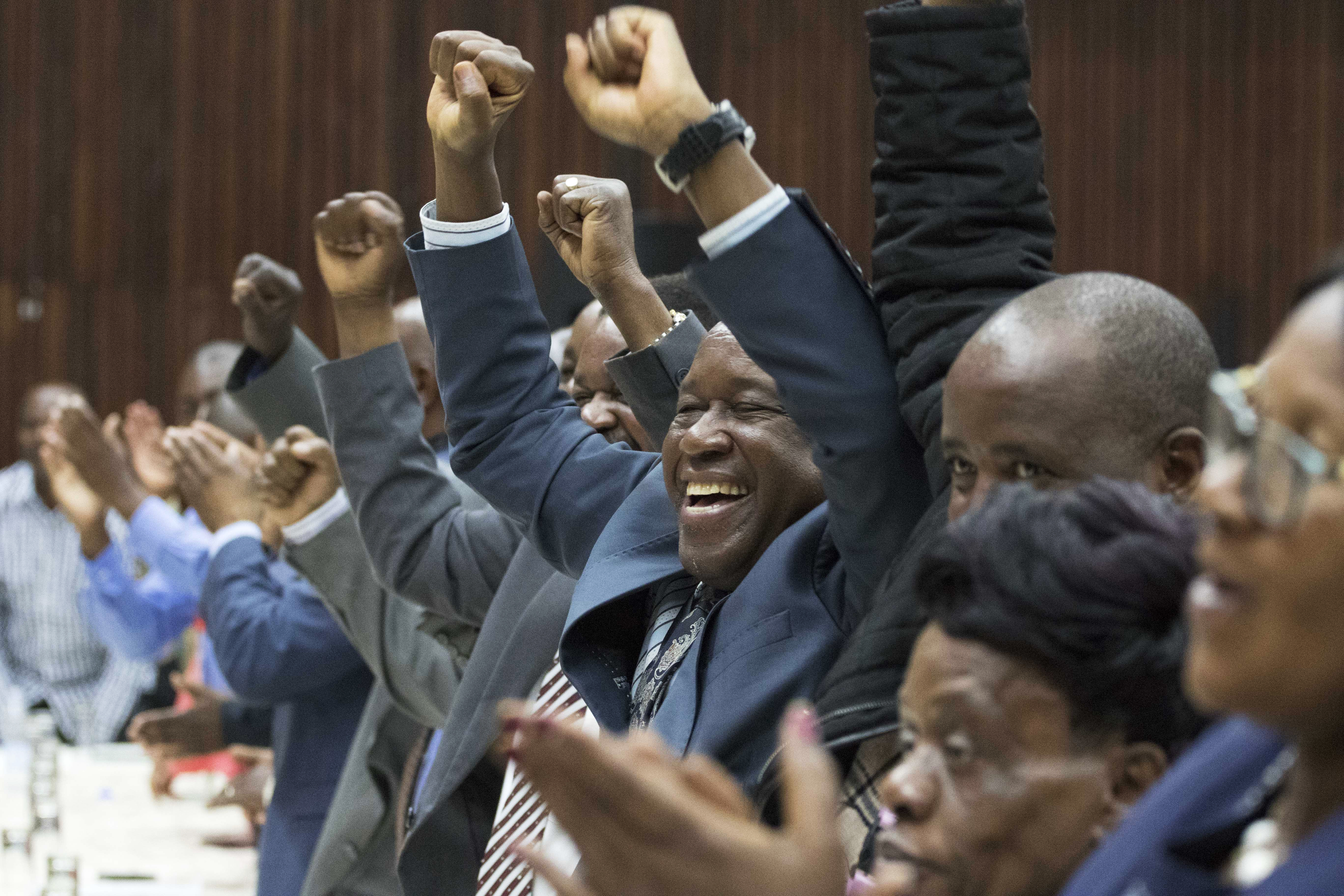 Mugabe 37 év után megbukott, így ünnepelte ezt a saját pártja