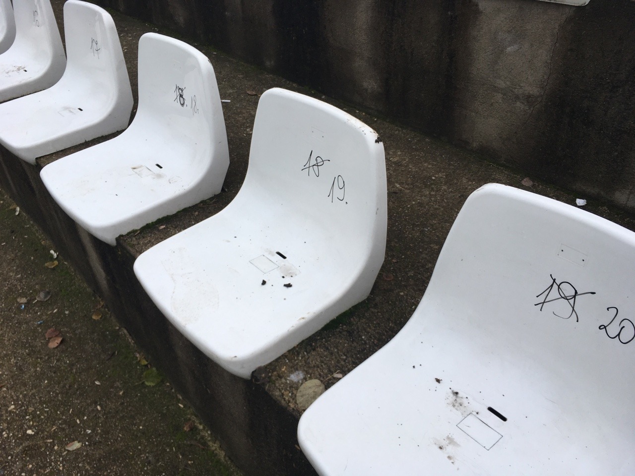 Elegánsan javították a Kisvárda ideiglenes focipályáján az elrontott, kézműves székszámozást