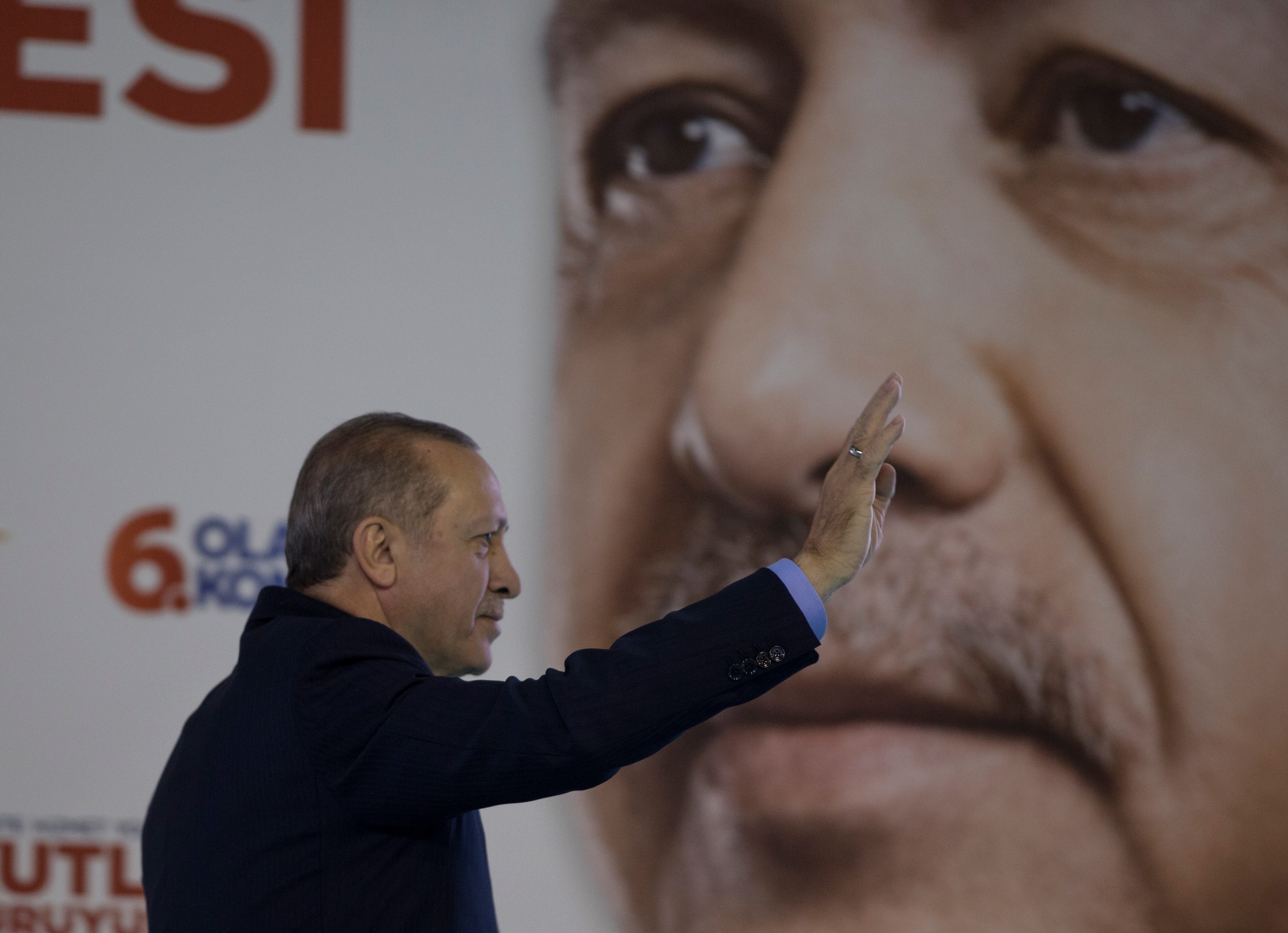 Erdogan elmondta, hogy a vezércikkírók teremtik a terrorizmust, majd rögtön börtönbüntetésre ítéltek 25 újságírót