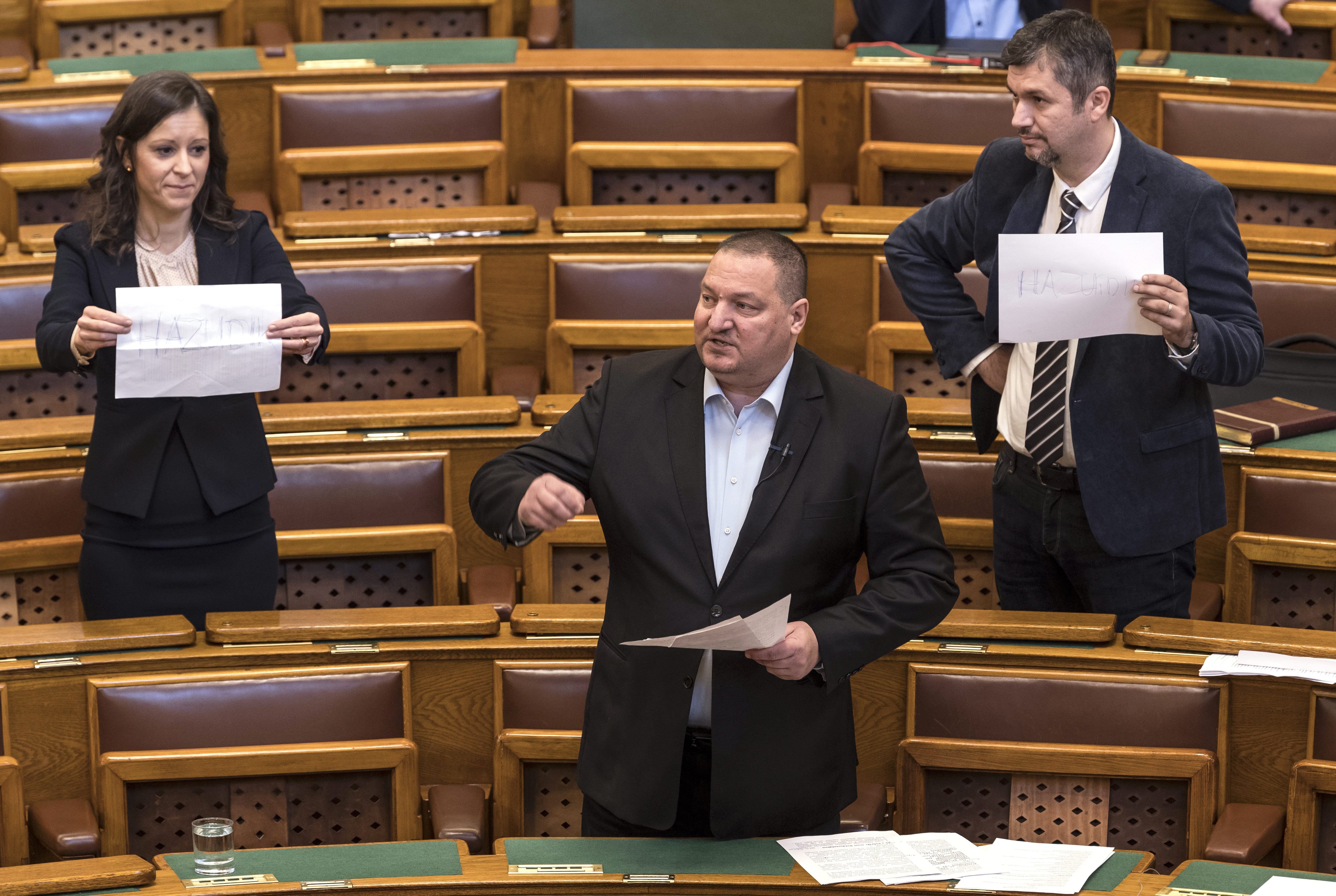 „Hazudik” - feliratozta Németh Szilárd felszólalását az LMP a parlamentben