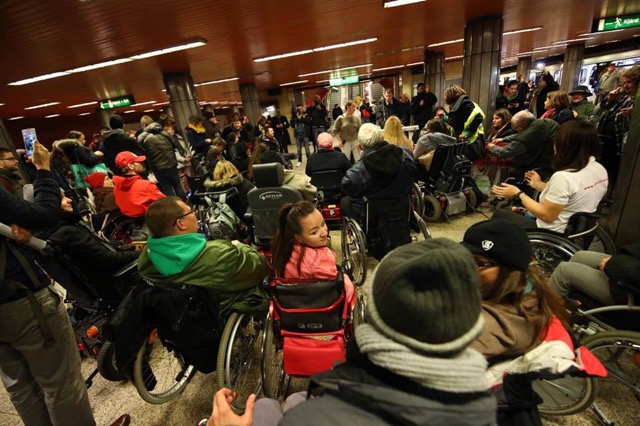 A 3-as metró akadálymentesítéséért tüntettek civilek a Ferenciek tere metrómegállóban