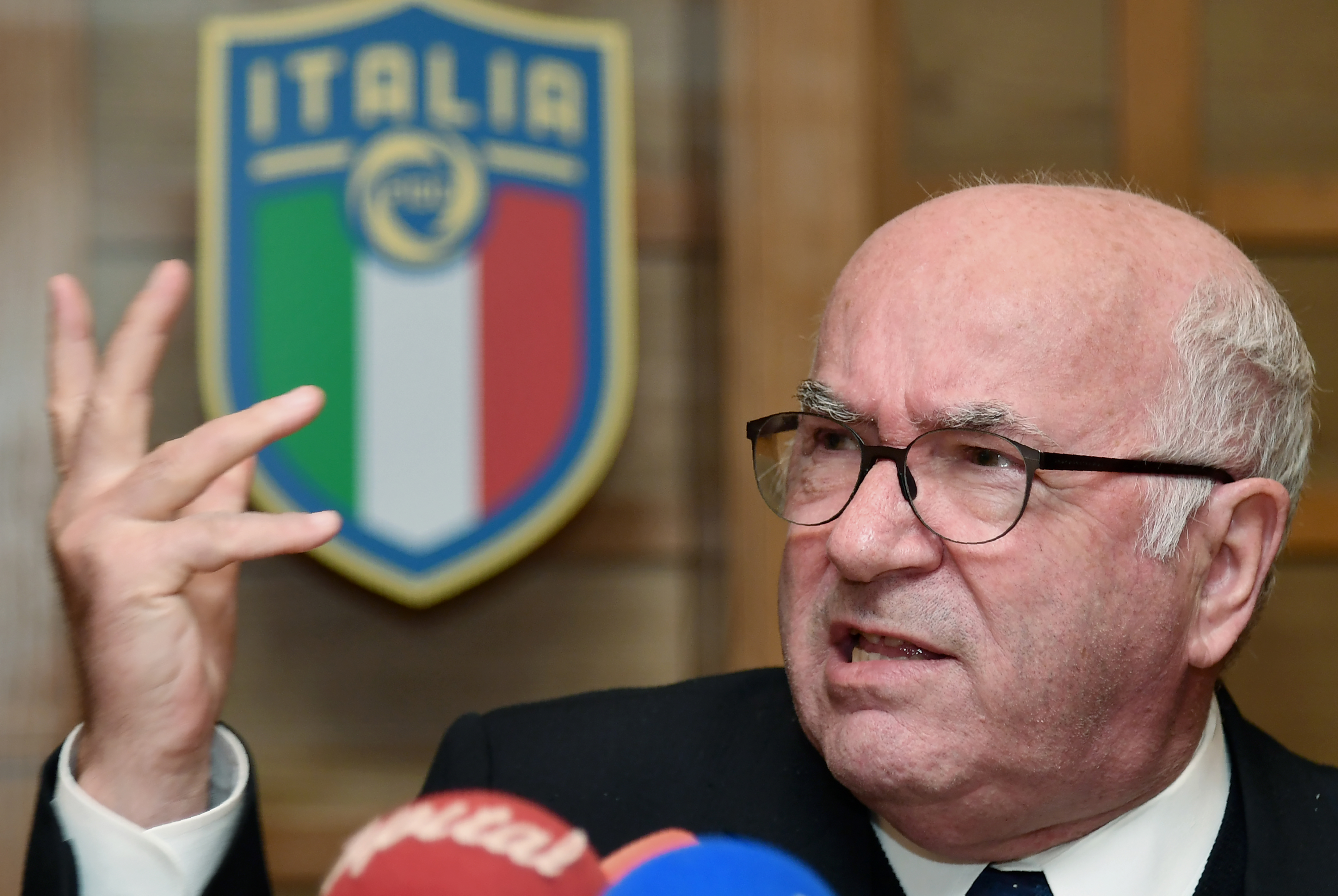 Azért ejtették a nyomozást az olasz fociszövetség volt elnöke ellen, mert bár fogdosott egy nőt, az az ügyészség szerint elég öreg volt ahhoz, hogy ettől ne ijedjen meg