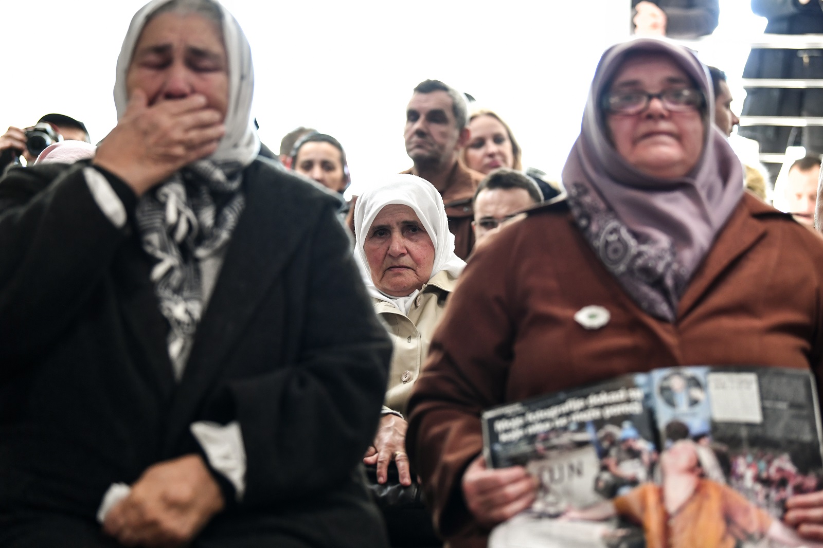 A szerdai ítélethirdetést közösen néző bosnyákok Srebrenicában