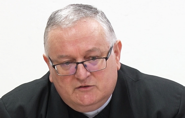 Hirtelen áthelyezték Körmendről a tavaly 8 menekültet befogadó papot