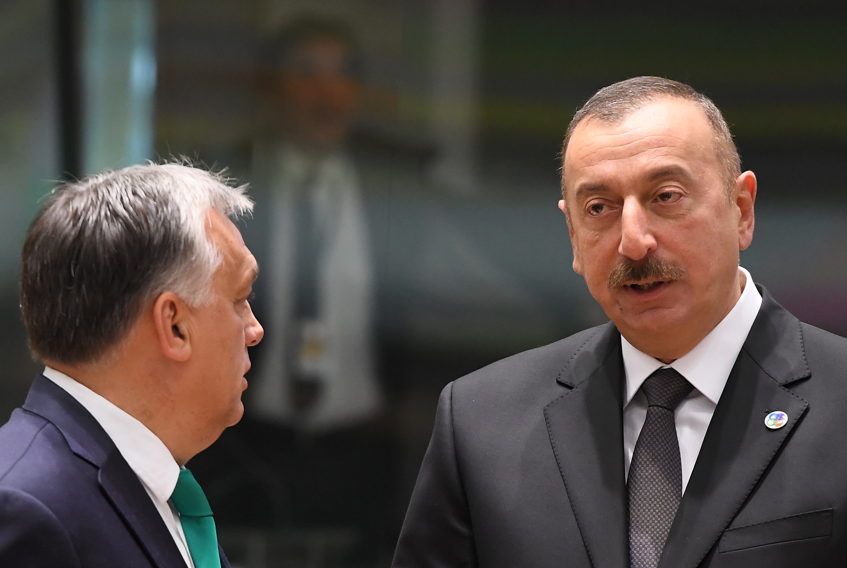 Orbán Brüsszelbe ment, és az első róla kiadott fotón az azeri elnökkel beszélget
