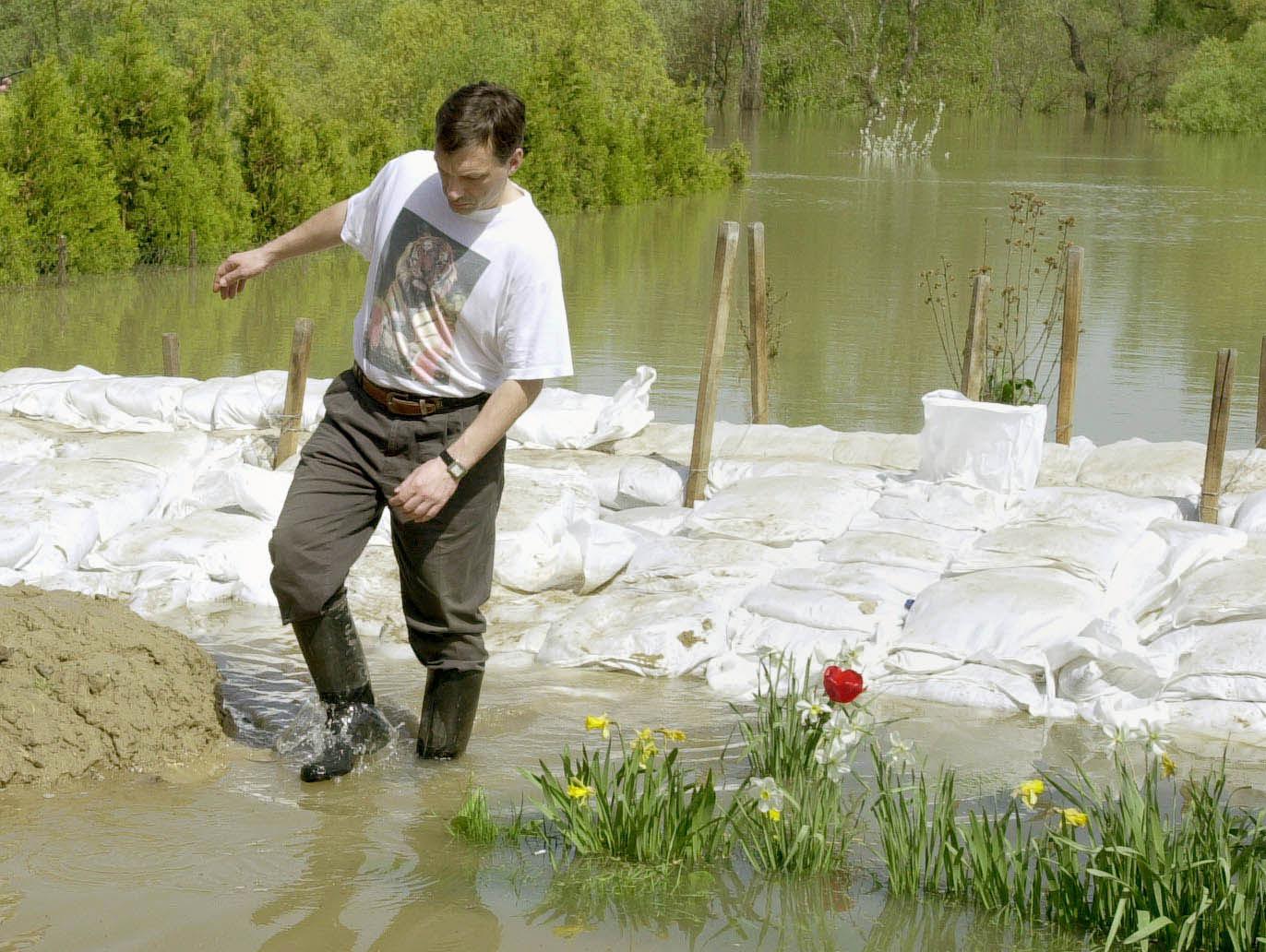 Orbán Viktor tigrises pólóban az árvízben Tiszavárkonynál 2000. április 19-én.