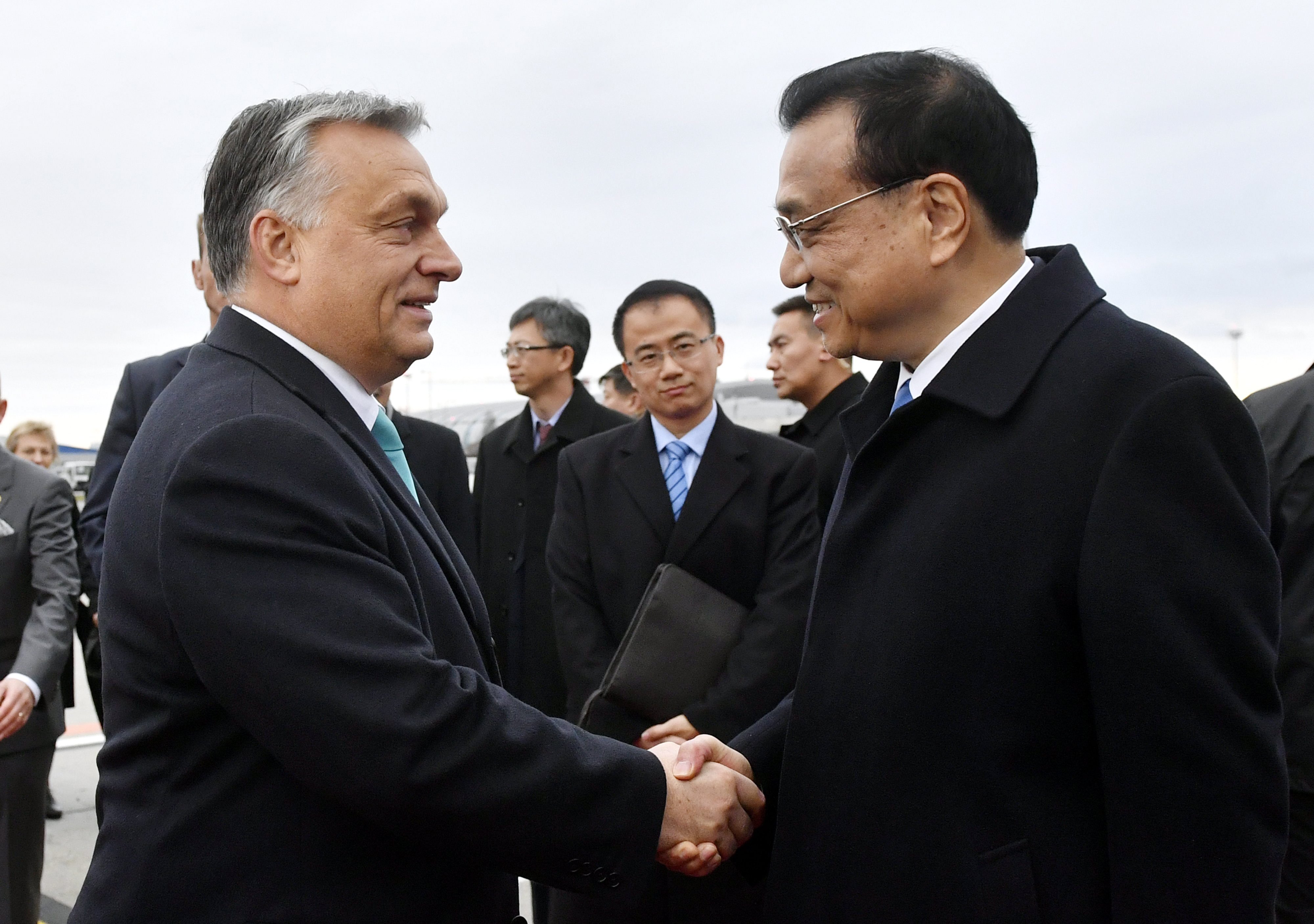 Megérkezett a kínai miniszterelnök és vele a dugó is