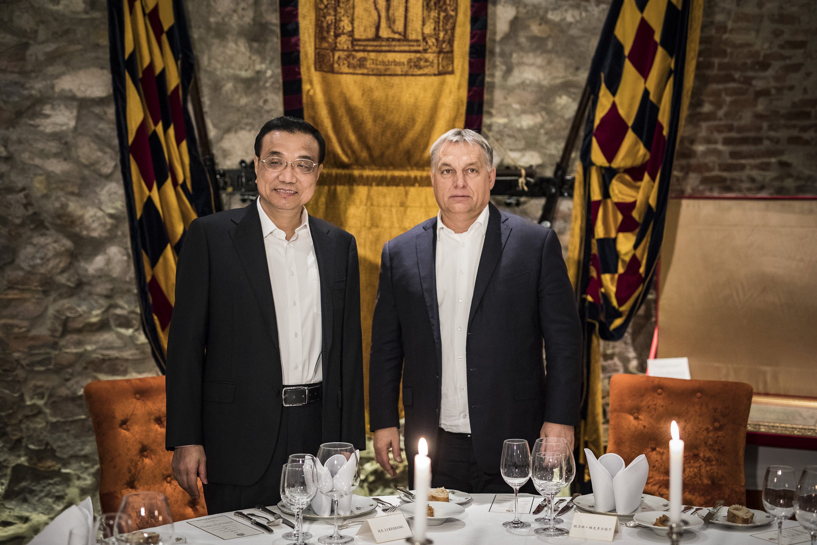Orbán Viktor (j) és Li Ko-csiang az I. kerületi Alabárdos étteremben, ahol a magyar kormányfő kötetlen vacsorán látta vendégül a kínai kormányfőt 2017. november 26-án.