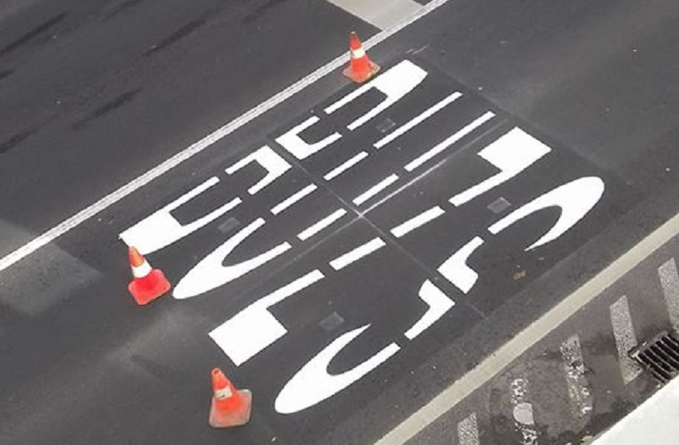 Háromméteres betűkkel óriási helyesírási hibát festettek fel az útra Debrecenben