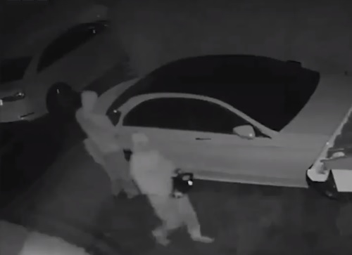 Térfigyelő kamera vette fel, hogyan lopnak el egy kulcs nélküli autót