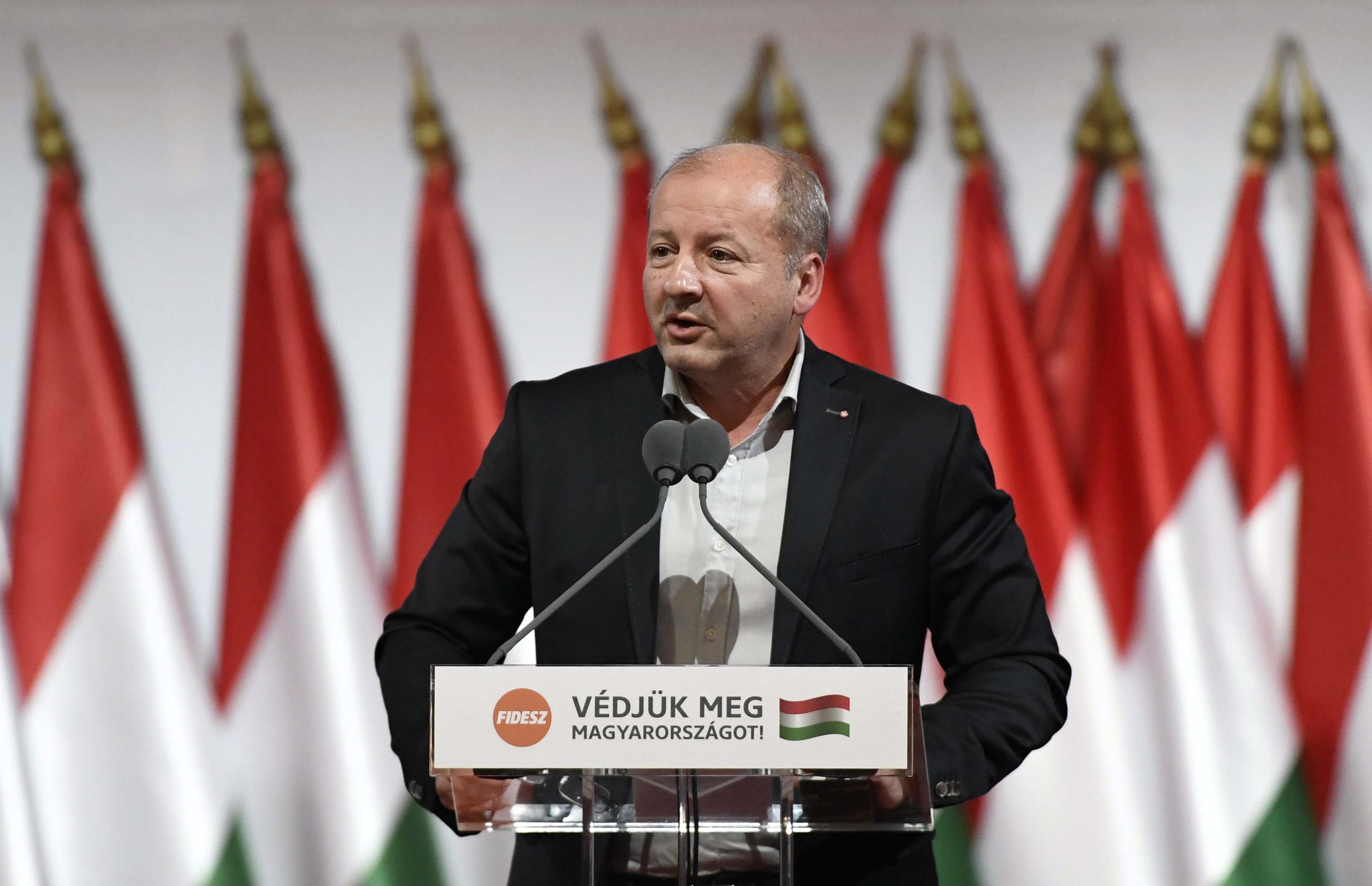 Simicskó István honvédelmi miniszter felszólal a Fidesz XXVII., tisztújító kongresszusán a budapesti Hungexpón 2017. november 12-én.