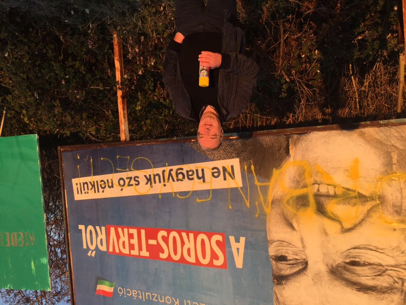 Simicska Lajos ismét plakátra festette, hogy "Orbán egy geci"