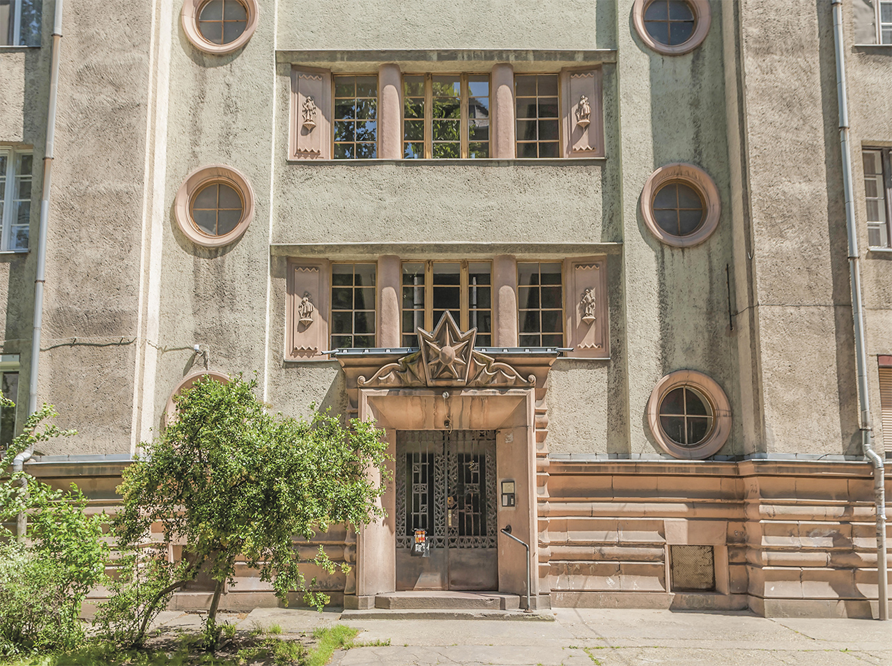 Gyöngyösi utca 4., Budapesti Székesfőváros kislakásos bérháza, Freund Dezső, 1925–1926 Az első nagyobb art deco épület a korszak Magyarországán, mely a főváros építészeti törvényei miatt csak egy külvárosi utcában valósulhatott meg. Külső dekoratív motívumai és a bejárati homlokzat tagolása a német nyelvterületről és a bécsi Josef Hoffmann korabeli munkásságából származik.