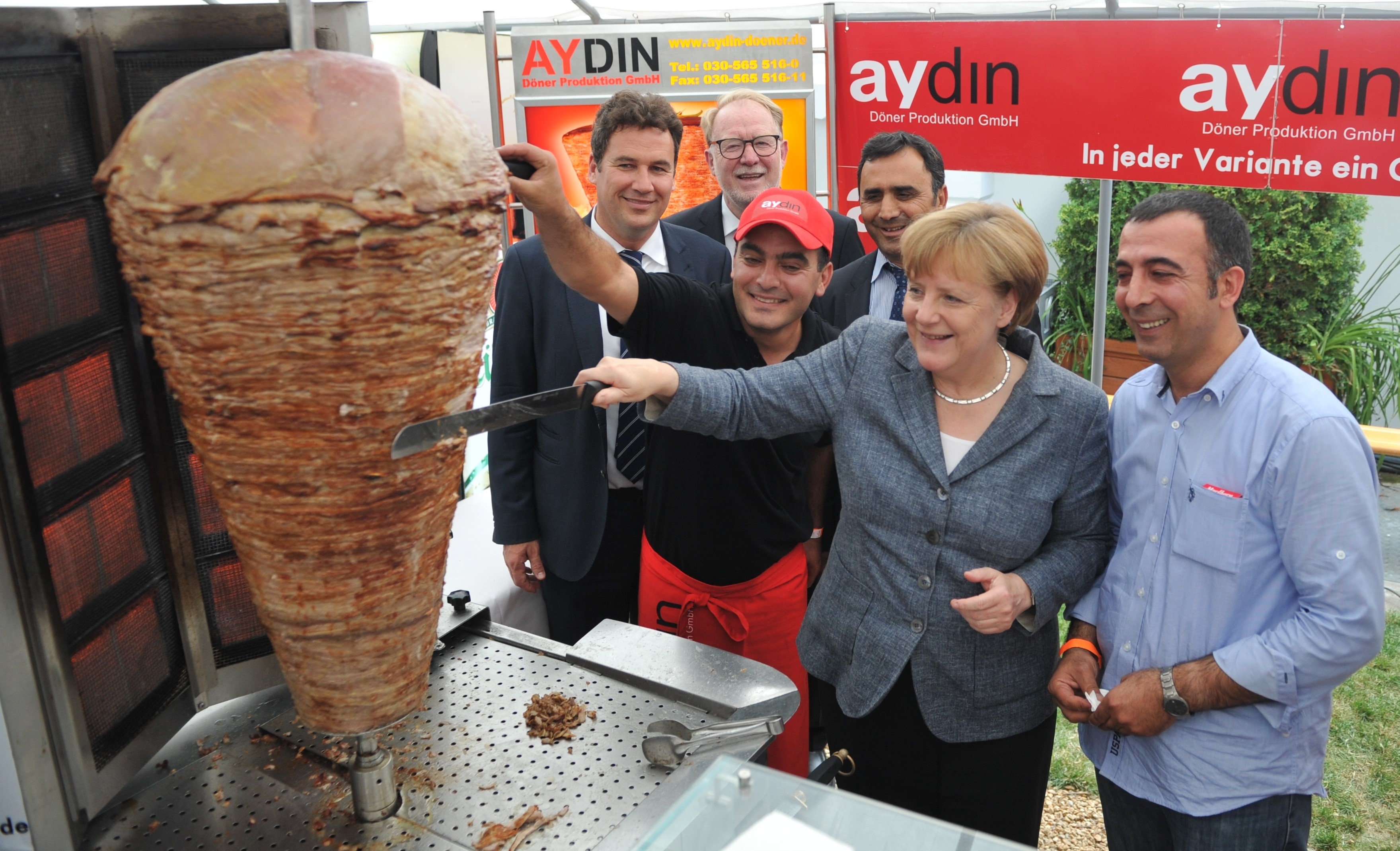 Angela Merkel akkori német kancellár kebabozik Berlinben 2016. július 5-én.