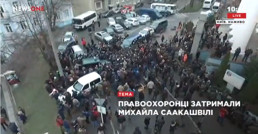 Miheil Szaakasvili  a háztetőre menekült Kijev közepén és azzal fenyegetőzött, hogy leugrik